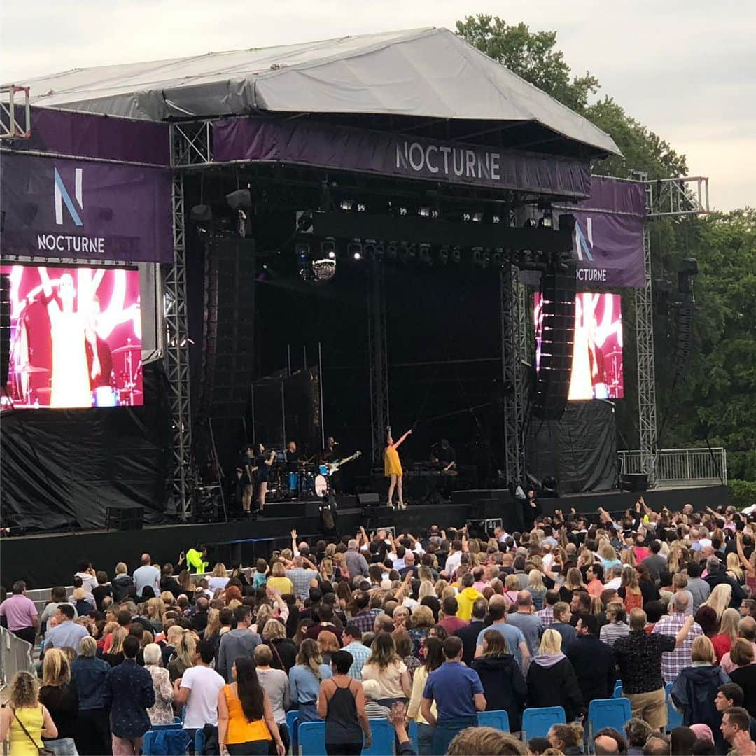 ナタリー・インブルーリアさんのインスタグラム写真 - (ナタリー・インブルーリアInstagram)「#aboutlastnight @jody_lev and I watching @sophieellisbextor aka #legseleven do her thing! 💃🏻💃🏻💃🏻 Fab show 😘❤️」6月25日 4時45分 - natalie_imbruglia