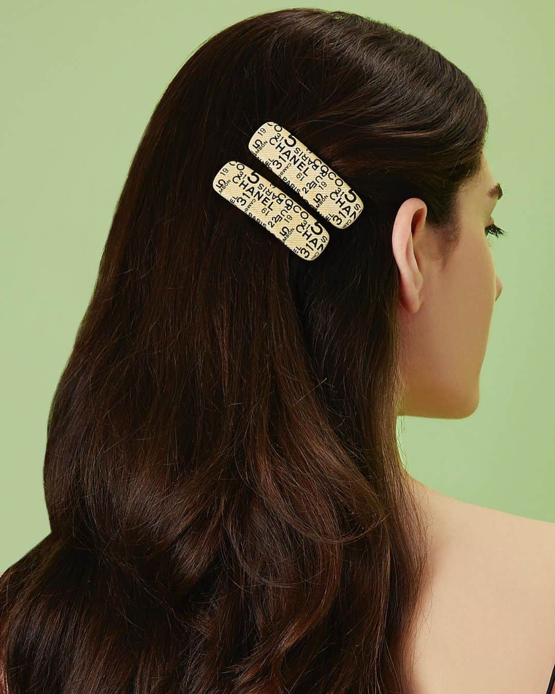 のインスタグラム：「Your favorite ’90s trend, all grown up. Shop barrettes, hair clips, and more swoon-worthy finishing touches through the *link in our bio* #WearWGACA」