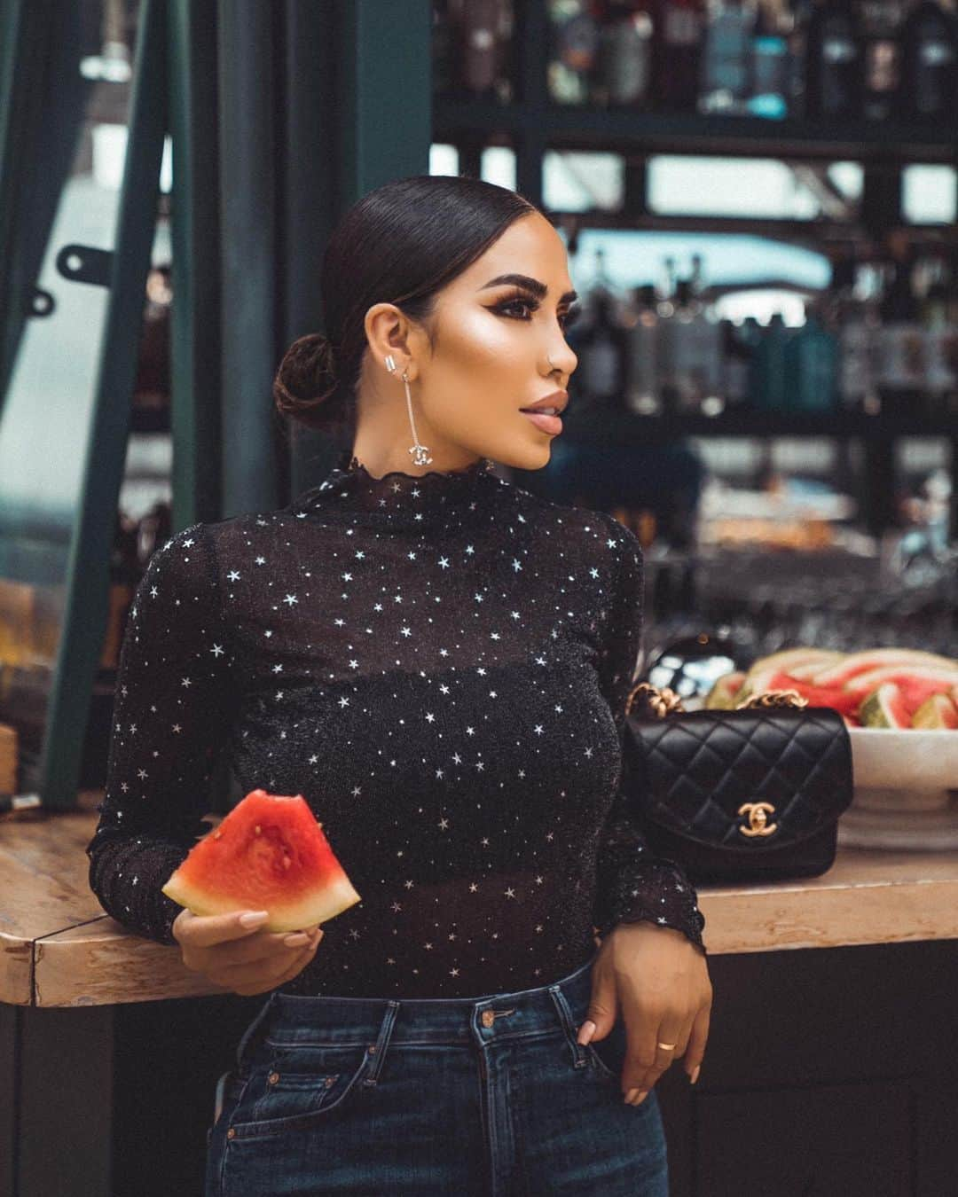 iluvsarahiiさんのインスタグラム写真 - (iluvsarahiiInstagram)「So you’re telling me there’s no tajin for my sandia🍉?! _____________________________________________________________ Top @shopstarlow  Jeans @motherdenim」6月25日 4時46分 - iluvsarahii