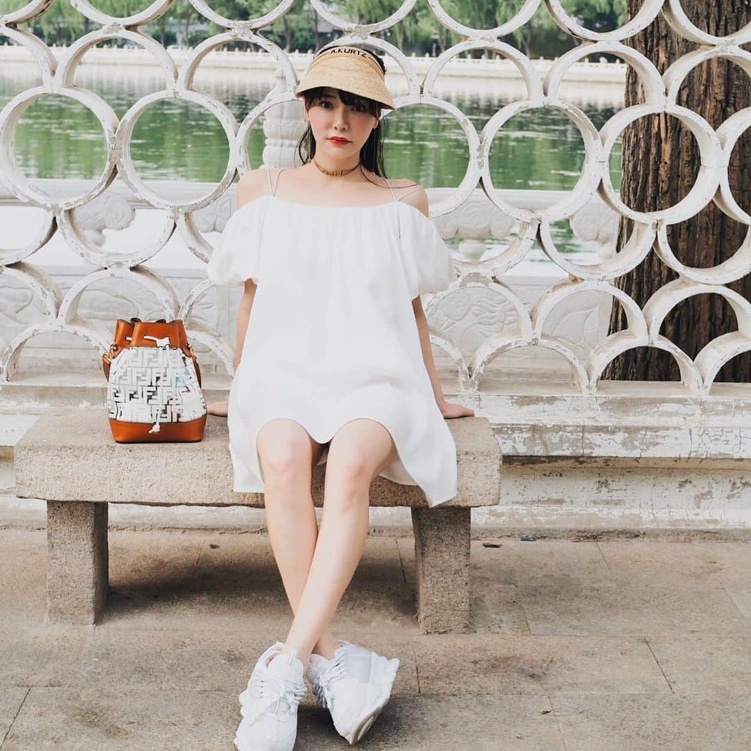 クリスティン・ウェイのインスタグラム：「Summer is beautiful #beijing #houhai #summerfashion #valmuer #valmuertravelcamp #versacess19 #fendi #cwfashion #クリスティンウェイ #christinewei」