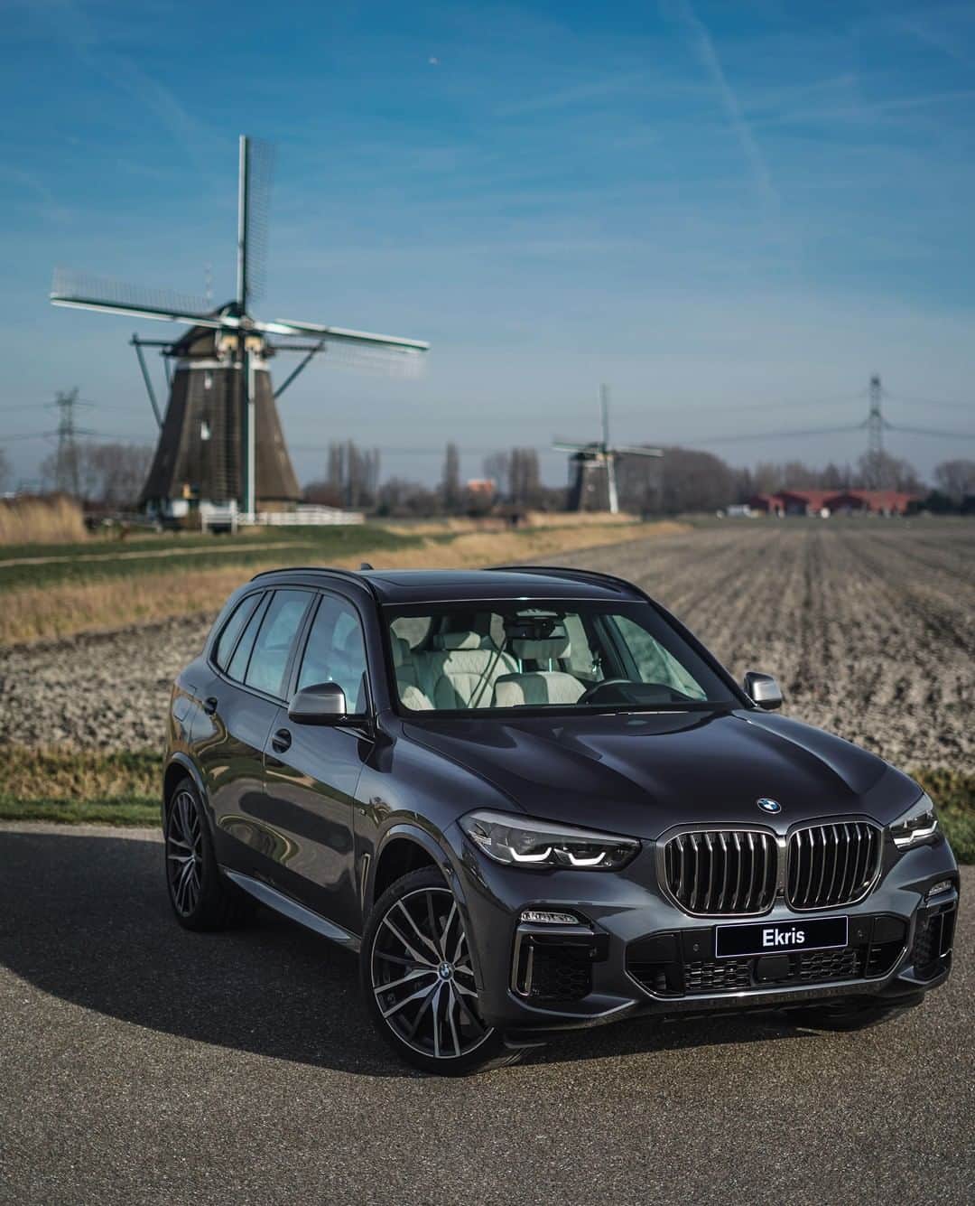 BMWのインスタグラム：「You'll never take the shortcut again. The BMW X5. #BMWrepost @ekrisbmw @louisvanbaar #BMW #X5 __ BMW X5  M50d: Fuel consumption in l/100 km (combined): 7.2 - 6.8. CO2 emissions in g/km (combined): 190 - 179, exhaust standard EU6d-TEMP. The values of fuel consumptions, CO2 emissions and energy consumptions shown were determined according to the European Regulation (EC) 715/2007 in the version applicable at the time of type approval. The figures refer to a vehicle with basic configuration in Germany and the range shown considers optional equipment and the different size of wheels and tires available on the selected model. The values of the vehicles are already based on the new WLTP regulation and are translated back into NEDC-equivalent values in order to ensure the comparison between the vehicles. [With respect to these vehicles, for vehicle related taxes or other duties based (at least inter alia) on CO2-emissions the CO2 values may differ to the values stated here.] The CO2 efficiency specifications are determined according to Directive 1999/94/EC and the European Regulation in its current version applicable. The values shown are based on the fuel consumption, CO2 values and energy consumptions according to the NEDC cycle for the classification. For further information about the official fuel consumption and the specific CO2 emission of new passenger cars can be taken out of the „handbook of fuel consumption, the CO2 emission and power consumption of new passenger cars“, which is available at all selling points and at https://www.dat.de/angebote/verlagsprodukte/leitfaden-kraftstoffverbrauch.html.」