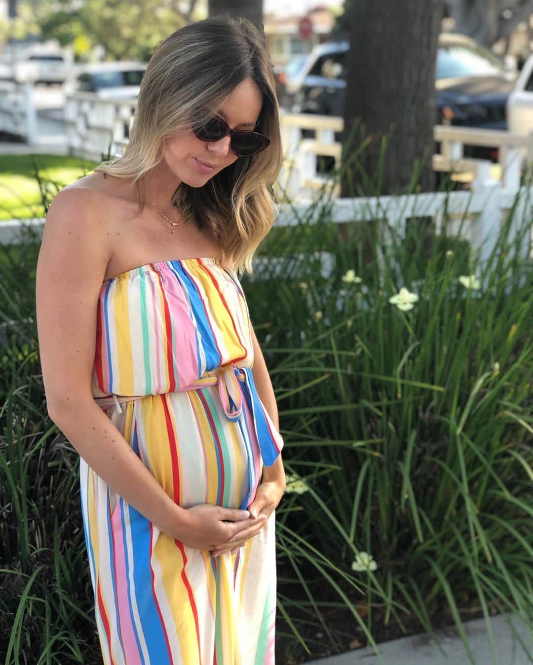 サマンサ・ドロークのインスタグラム：「Sunday to Monday, always on the job growing this little muffin! ✨I ran into some friends over the weekend that I haven’t seen in years and they couldn’t tell I was preggers in this romper from @vicidolls. And then I cupped my belly and there she was! 🥰 p.s I think having a girl has made me more girly haha 💕 #girlmom #babybump #babygirl #26weeks #sammysbump #vicidolls #vicicollab」