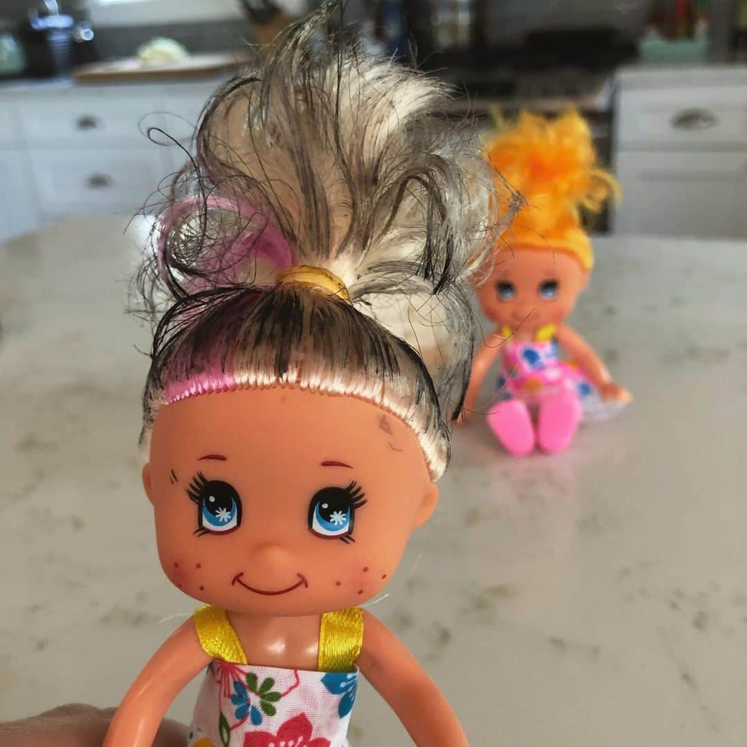 ローズ・マクアイヴァーさんのインスタグラム写真 - (ローズ・マクアイヴァーInstagram)「Using dolls to pre-vis a scene for a short film and decided to use mascara on one doll to make her a “more realistic brunette”. #seasonedpro #directorhacks #themoreyouknow」6月25日 5時09分 - imrosemciver