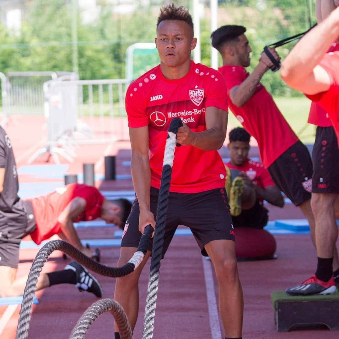 VfBシュトゥットガルトさんのインスタグラム写真 - (VfBシュトゥットガルトInstagram)「📸📸 Impressionen vom ersten Trainingstag in Kitzbühel. 💪😤 #VfB #trainingslager #kitzbühel #vfbstuttgart #vfbstuttgart1893 #VfBInsta」6月25日 5時13分 - vfb