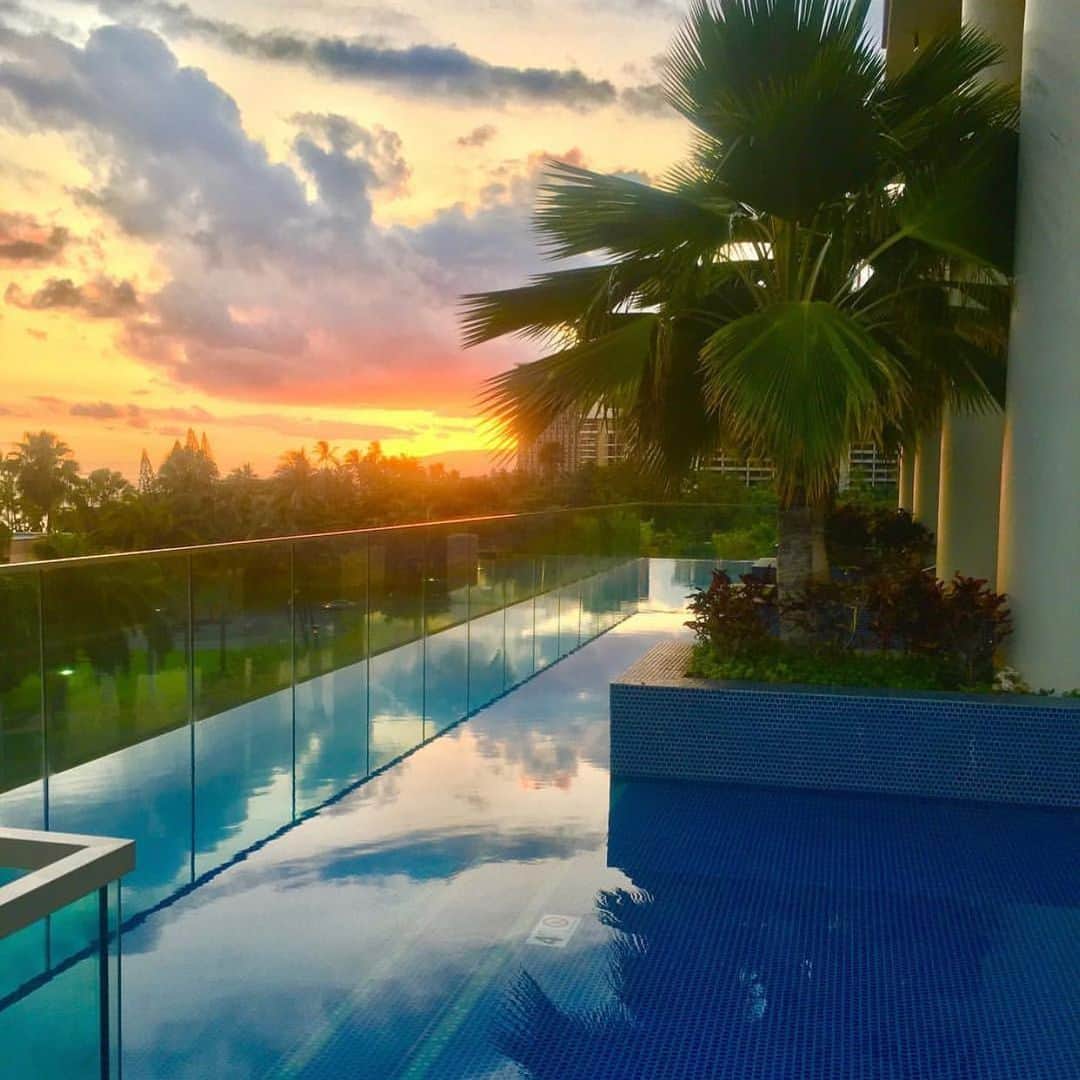 Trump Waikikiさんのインスタグラム写真 - (Trump WaikikiInstagram)「Reflections of a spectacular Hawaiian sunset taken from the Infinity Pool. #trumpwaikiki  #NeverSettle #waikikihotels #luxurytravel  #familytravel  #sunsets #paradise #hawaii  #lethawaiihappen  #hawaiiansunset 📷: @kwhalen507  インフィニティプールからのサンセット。#トランプワイキキ #インフィティプール #サンセット #ファミリーバケーション #ラグジュアリートラベル #ハワイ #ワイキキ #パラダイス」6月25日 5時15分 - trumpwaikiki
