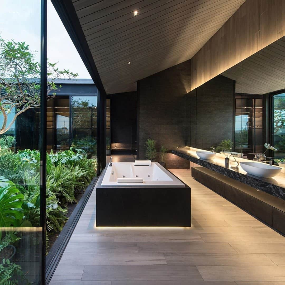 Inspirationさんのインスタグラム写真 - (InspirationInstagram)「Uma casa contemporânea, com paredes envidraçadas que dão vista para a natureza de vários ângulos. #decoreinteriores #decorcriative. Follow @maisinteriores  __________________ Design by Octane Architect and Design Local: Bangkok, Tailândia」6月25日 5時15分 - decorcriative