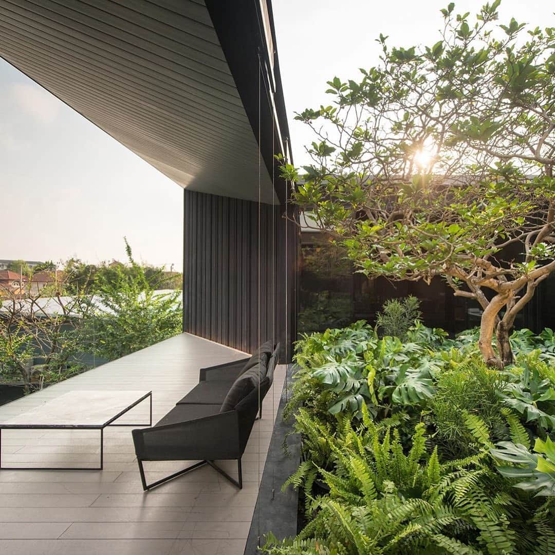 Inspirationさんのインスタグラム写真 - (InspirationInstagram)「Uma casa contemporânea, com paredes envidraçadas que dão vista para a natureza de vários ângulos. #decoreinteriores #decorcriative. Follow @maisinteriores  __________________ Design by Octane Architect and Design Local: Bangkok, Tailândia」6月25日 5時15分 - decorcriative