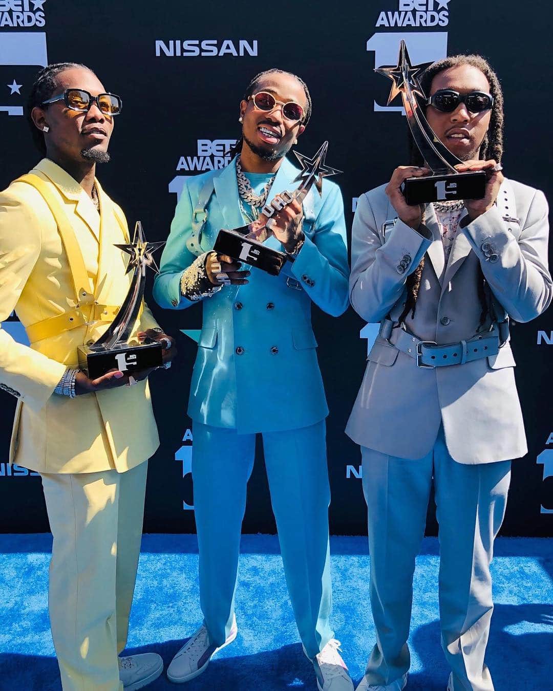 Vogue Runwayさんのインスタグラム写真 - (Vogue RunwayInstagram)「In classic @Migos fashion, the trio made time before the #BETAwards to make sure their coordinated, softly colored suits designed by their stylist @ZoeCostello and @Albalegacy as well as their harnesses @ZanaBayne looked flawless. The group proved double winners last night; not only did they take home a coveted award for Best Group, but they stole the red carpet too. See their exclusive Vogue photo diary of the night at the link in our bio.」6月25日 5時28分 - voguerunway