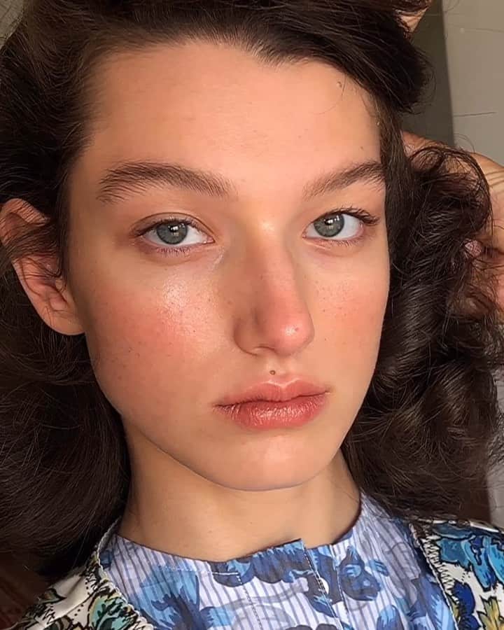 JO BAKERのインスタグラム：「M C K E N N A • H E L L A M 🇺🇸 Sun burnished with faux freckles ... on stunner #mckennahellam for @vogue.polska ✨ Photog @turczynska_  Fashion Stylist #KAROLINAGRUSZECKA  Hair @ashleyroseboots Makeup by me #jobakermakeupartist using @weleda_usa skincare + @chanel.beauty  @welovecoco #summermakeup #summerskin #sunkissed #sunblushed #flustered #blush #cheeks #freckles #glowingskin #dewy #hot #country #healthyskin #editorial」