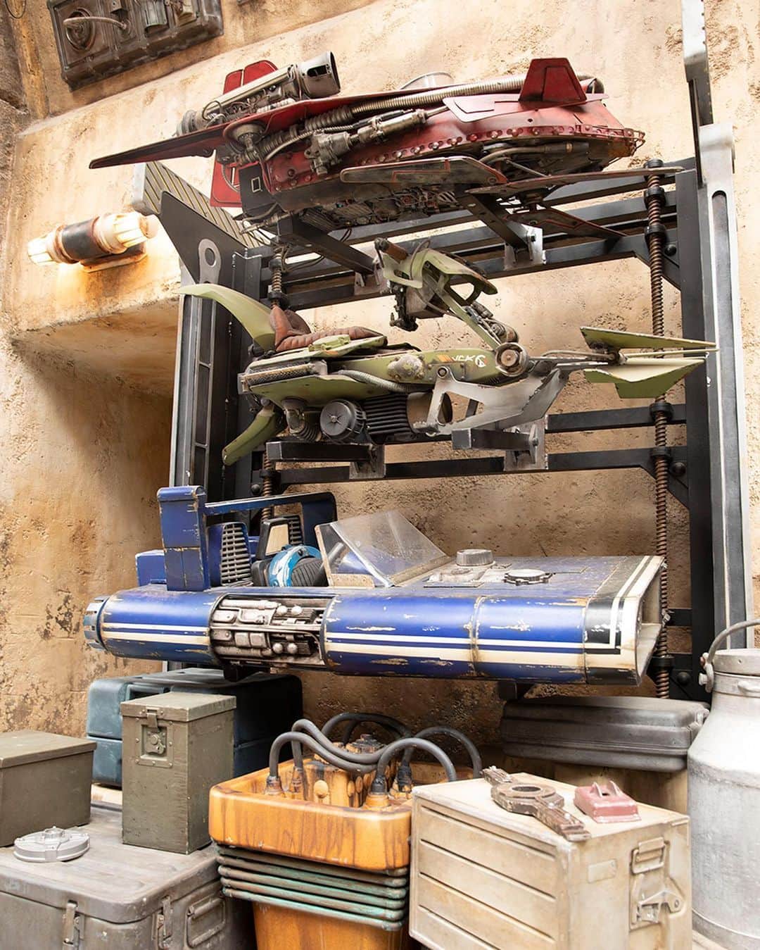スター・ウォーズさんのインスタグラム写真 - (スター・ウォーズInstagram)「From mouse droids to speeders, the Black Spire Outpost marketplace at #StarWars: #GalaxysEdge is full of treasures. (Subject to capacity.)」6月25日 5時21分 - starwars