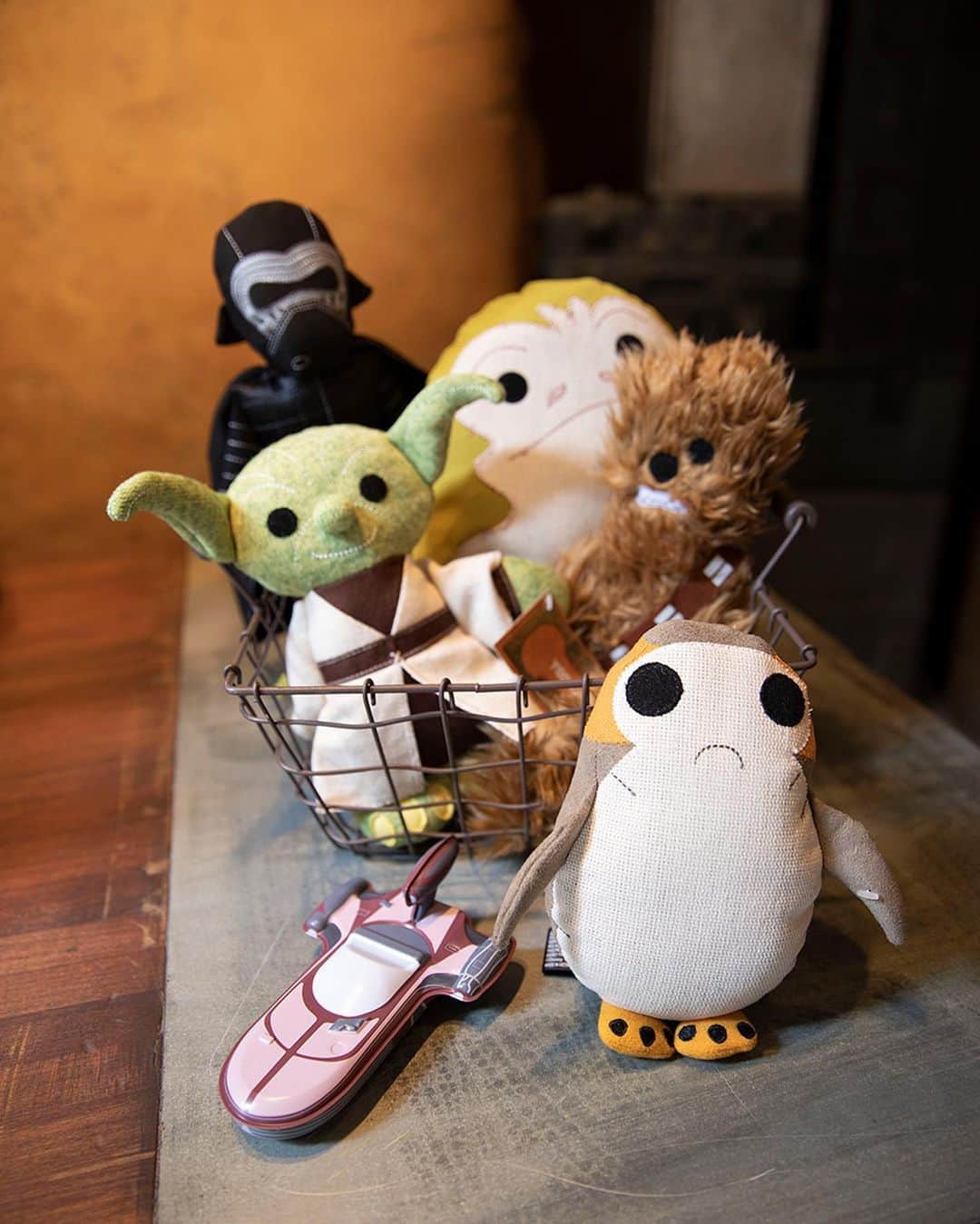 スター・ウォーズさんのインスタグラム写真 - (スター・ウォーズInstagram)「From mouse droids to speeders, the Black Spire Outpost marketplace at #StarWars: #GalaxysEdge is full of treasures. (Subject to capacity.)」6月25日 5時21分 - starwars