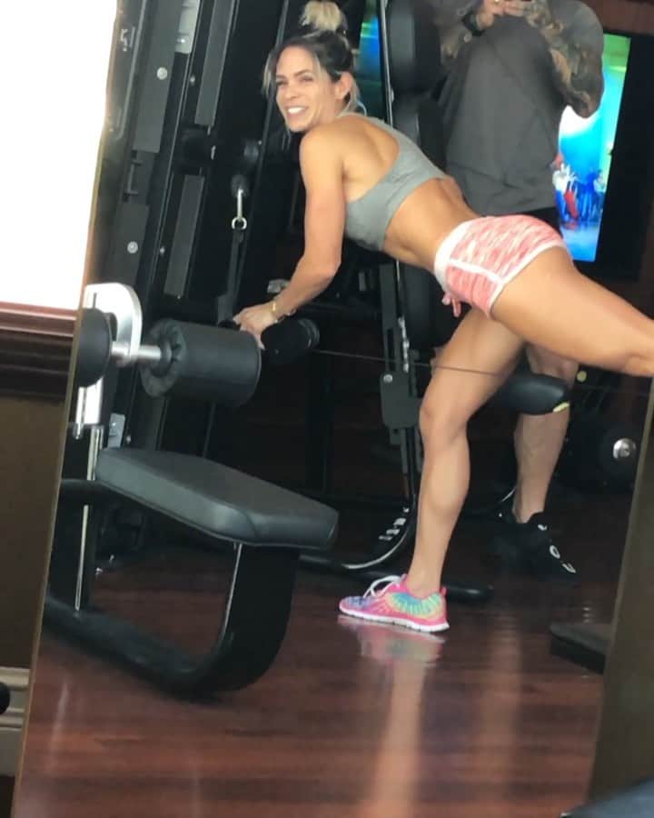 Michelle Lewinのインスタグラム：「Who else is getting in their Monday workout done? Girls comment 🙋🏼‍♀️ Guys comment 💪🏻 or... 🧘🏻‍♂️ (who invented that emoji should get rewarded). -Who will we meet in NYC at the @ozyfest at the @fitplan_app booth? Comment 🗽🥂 if you are going(more info, and discount for tickets, on my IG stories... but hey! All celbs tagged in this video are confirmed to be there)」