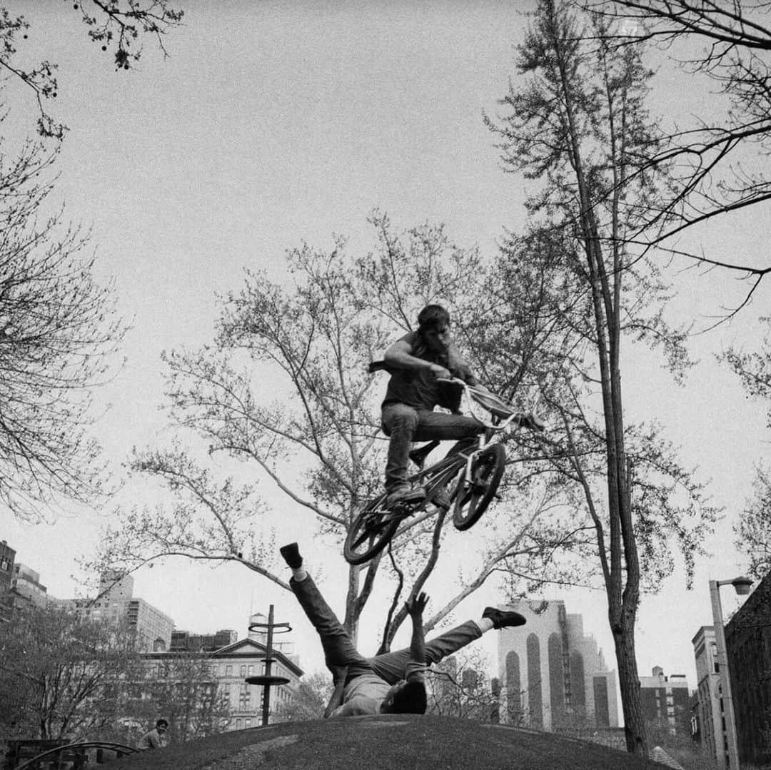 VICEさんのインスタグラム写真 - (VICEInstagram)「For our annual photo issue, legendary street photographer Jill Freedman (@jillfreedmanphoto) shares a collection of funny classics from her archive.  Link in bio to see more of these iconic in-between moments captured. 📸: @jillfreedmanphoto」6月25日 5時27分 - vice