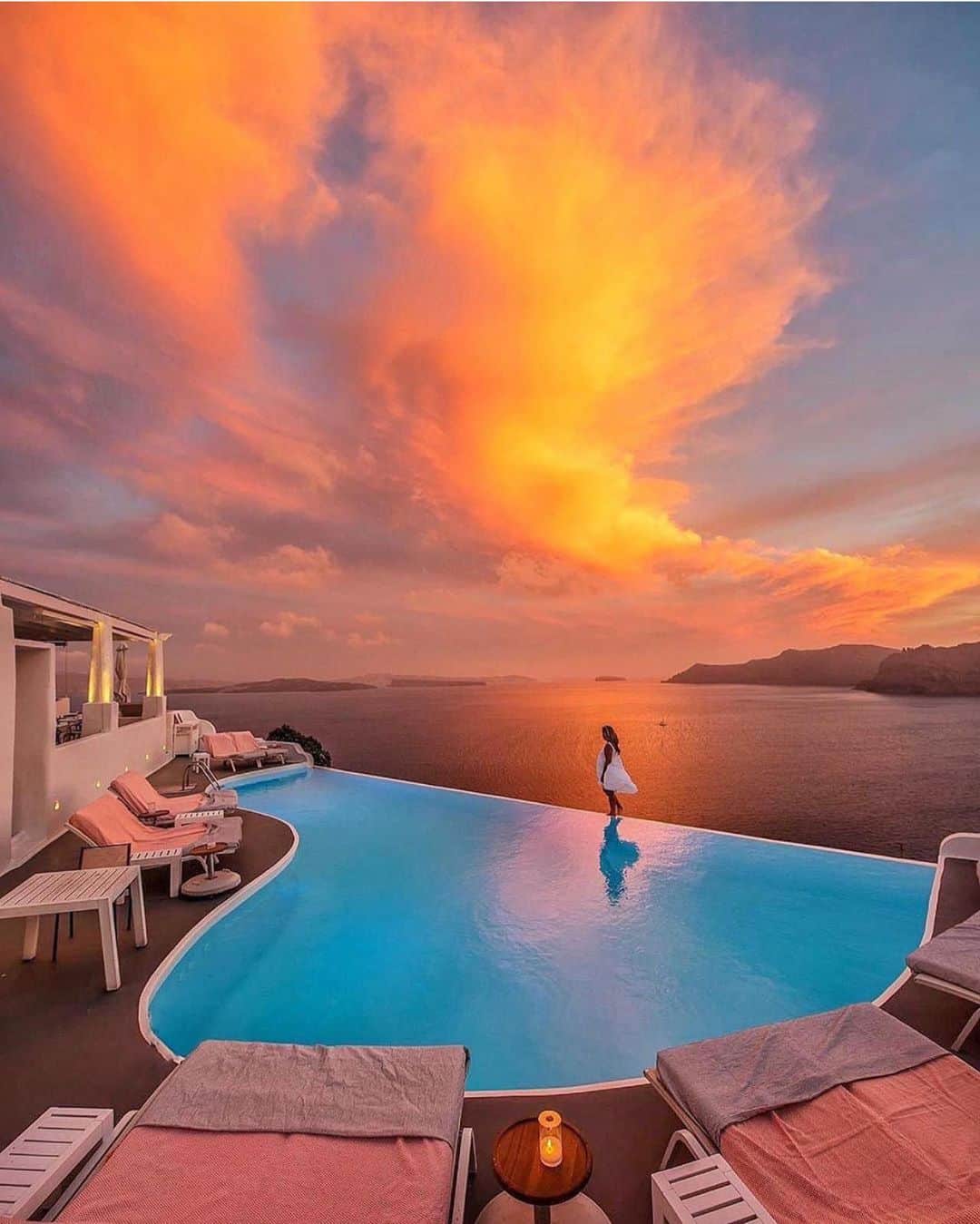 Wonderful Placesさんのインスタグラム写真 - (Wonderful PlacesInstagram)「Stunning sunset in Santorini ✨❤️❤️❤️✨ . Picture by ✨@cbezerraphoto✨ & ✨@_letstravel_✨ #wonderful_places for a feature ❤️」6月25日 5時29分 - wonderful_places