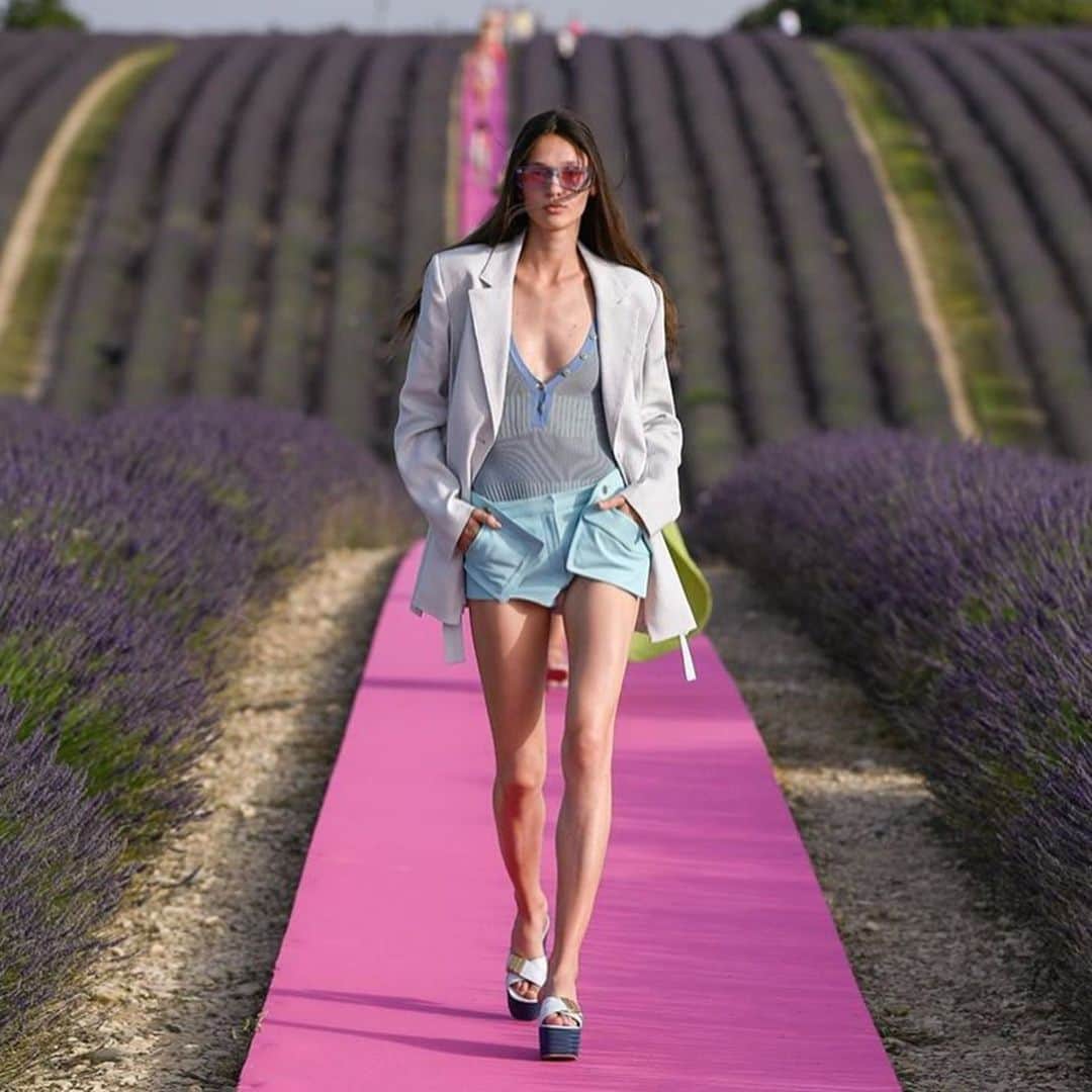 ELLE Germanyさんのインスタグラム写真 - (ELLE GermanyInstagram)「Wow! The most beautiful runway by @jacquemus #lecoupdesoleil #summer2020 ✨ Repost: @jacquemus」6月25日 5時40分 - ellegermany