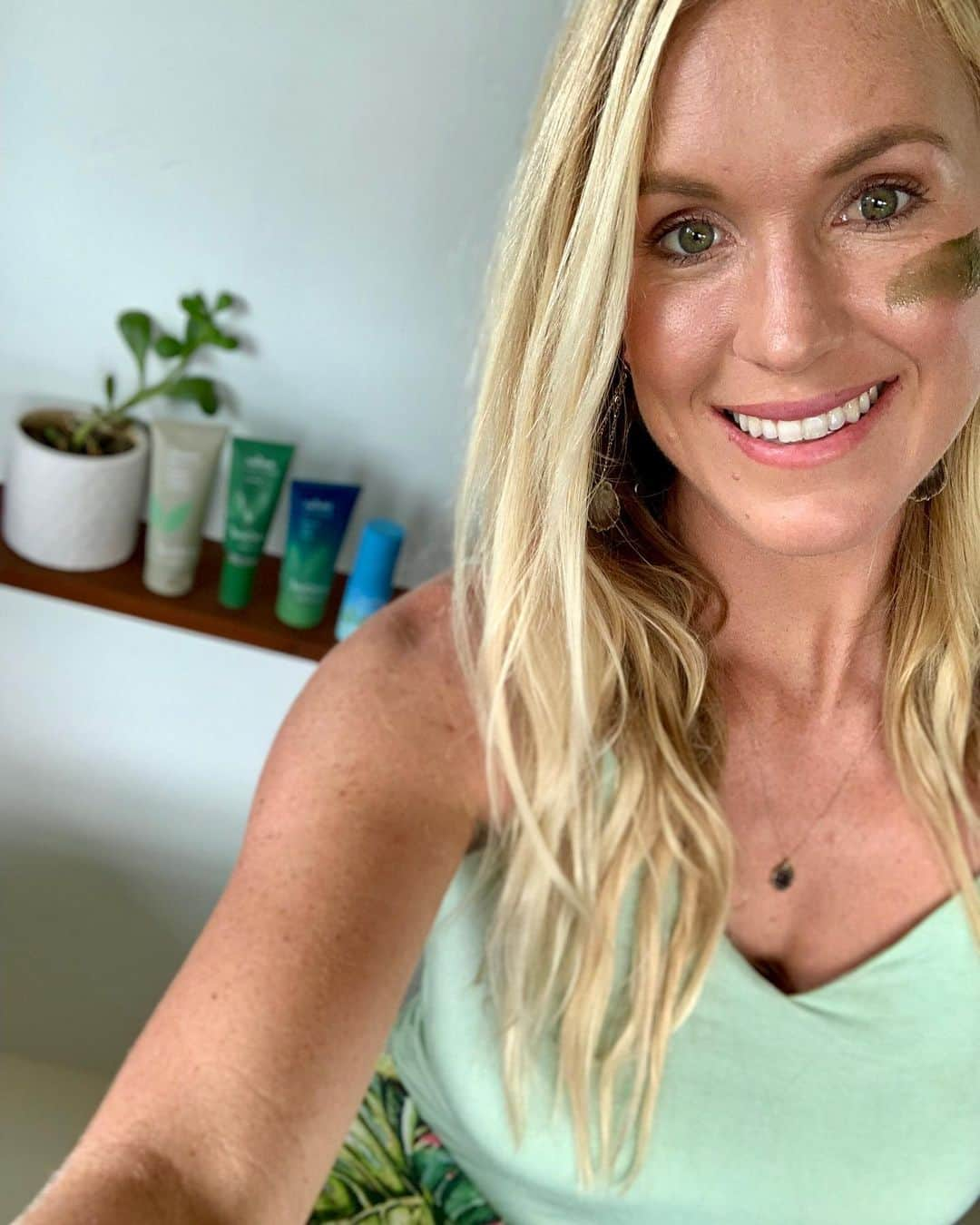 Bethany Hamiltonさんのインスタグラム写真 - (Bethany HamiltonInstagram)「Let your skin GLOW!!! ☀️ The more I’ve learned about skincare, the more I value products that are made responsibly for my body and our planet. Especially clean, natural products that use wholesome ingredients!  So when it comes my skincare, I like to use @bioClarity! Their routines are a healthy, safe, and affordable alternative to common skincare products that often contain unnecessary, harmful chemicals. And their products actually use the power of plants to clear up your skin! After a month of using bioClarity’s Essentials Routine I saw my skin was brighter and more even, making going makeup-free easy. I’ve been using their products for a year now and my skin feels great.  I'm so happy with the way @bioClarity makes my skin feel and I think you will too! To get started, save 40% on any routine + use my code BETHANY for an extra 15% off your entire order! #powerofgreen #bioClarity #bioClaritypartner 🌱」6月25日 5時42分 - bethanyhamilton