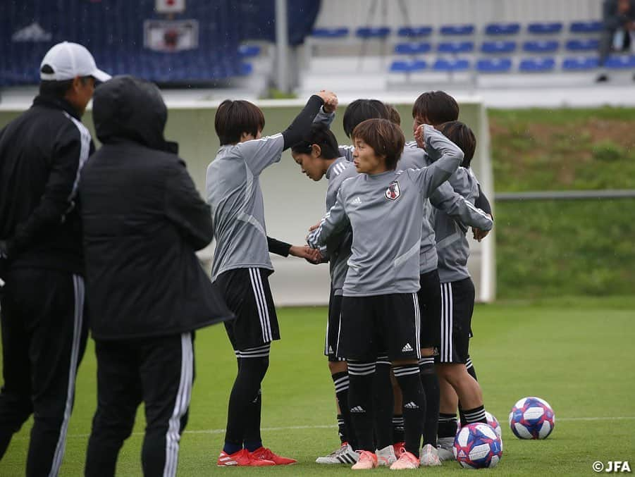 日本サッカー協会さんのインスタグラム写真 - (日本サッカー協会Instagram)「📸オランダ戦前日練習の開始前、#高倉麻子 監督の掛け声で始まった簡単なゲームで、笑顔溢れるなでしこジャパンの選手たち。 ・ ✍️JFA.jpでは、活動レポートを掲載中！ ・ ＜FIFA女子ワールドカップフランス2019＞ なでしこジャパン🇯🇵試合日程  6/10 25:00｜0-0アルゼンチン🇦🇷 6/14 22:00｜2-1 スコットランド🏴󠁧󠁢󠁳󠁣󠁴󠁿 6/20 04:00｜0-2イングランド🏴󠁧󠁢󠁥󠁮󠁧󠁿 6/26 04:00｜vsオランダ🇳🇱 📺フジテレビ系列、NHK BS、J SPORTSで生中継！ ・ #nadeshiko #世界のなでしこ #なでしこジャパン#FIFAWWC」6月25日 16時35分 - japanfootballassociation