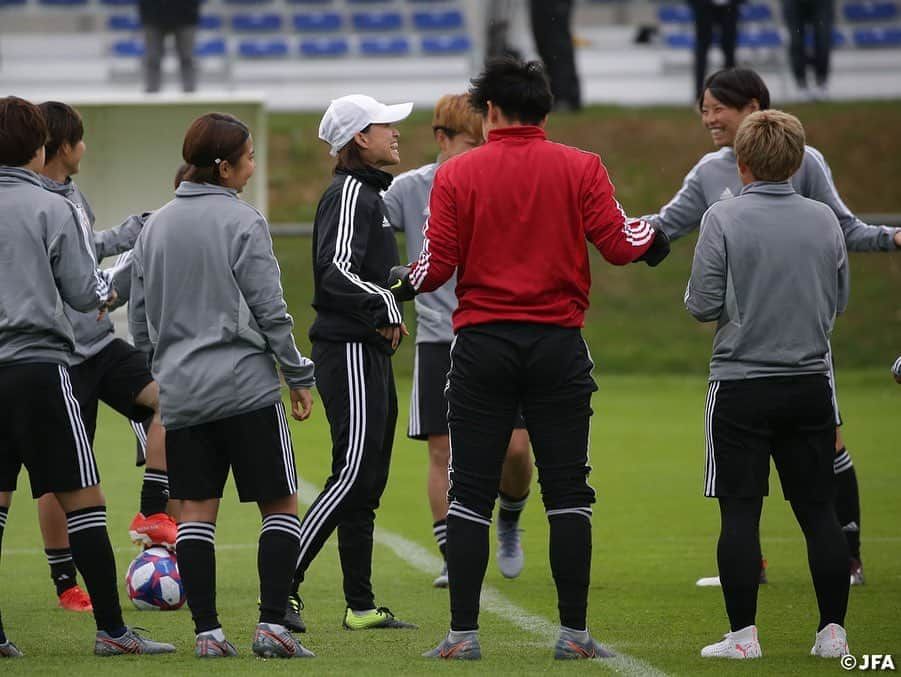 日本サッカー協会さんのインスタグラム写真 - (日本サッカー協会Instagram)「📸オランダ戦前日練習の開始前、#高倉麻子 監督の掛け声で始まった簡単なゲームで、笑顔溢れるなでしこジャパンの選手たち。 ・ ✍️JFA.jpでは、活動レポートを掲載中！ ・ ＜FIFA女子ワールドカップフランス2019＞ なでしこジャパン🇯🇵試合日程  6/10 25:00｜0-0アルゼンチン🇦🇷 6/14 22:00｜2-1 スコットランド🏴󠁧󠁢󠁳󠁣󠁴󠁿 6/20 04:00｜0-2イングランド🏴󠁧󠁢󠁥󠁮󠁧󠁿 6/26 04:00｜vsオランダ🇳🇱 📺フジテレビ系列、NHK BS、J SPORTSで生中継！ ・ #nadeshiko #世界のなでしこ #なでしこジャパン#FIFAWWC」6月25日 16時35分 - japanfootballassociation