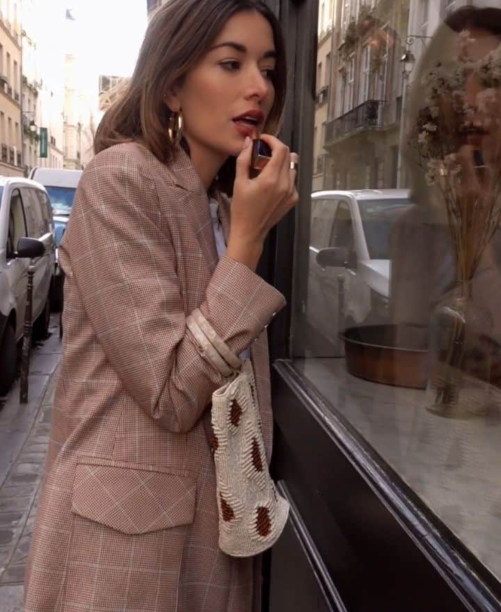 カルメン・ハミルトンのインスタグラム：「If you're looking for a goooood everyday nude I found it 💁‍♀️💄 @esteelauder Pure Color Envy Matte Sculpting Lipstick in 'Raw Edge' is where it's at #ELAmbassador」