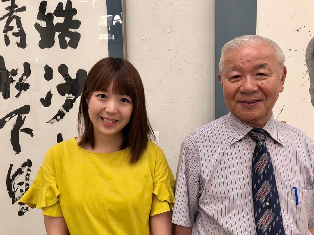 中川実咲のインスタグラム：「. 書家の和泉蒼牛(いずみ・そうぎゅう)さん。 喜寿を記念して開かれている個展を 取材させてもらいました。 文字は心をうつすと言いますが 本当に素敵な方。 ８０人ほどの方の前で 「希望の文字を書いてあげましょう」と🙄 ６０年も言葉を紡いでこられた和泉さんに、 私の一番好きな言葉「紡」を書いてもらいました。 家宝にします！ きょうの夕方ニュースで！ #和泉蒼牛さん #書家 #県展無鑑査 #かるぽーと #イブニングKOCHI #紡」