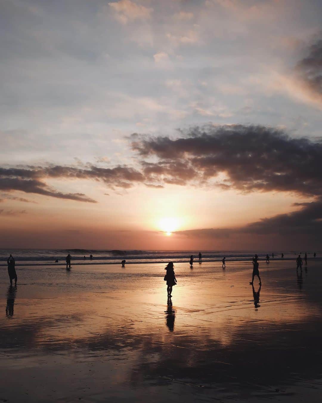 s ᴇ  ɴ ᴋ ᴄのインスタグラム：「🇮🇩🌅 The day comes to the end So as our trip See you soon 👋🏻 #fujifilmx100t #seanalogue .」