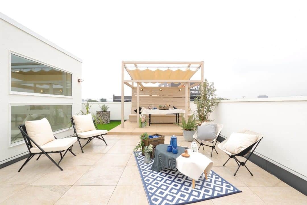 homelife 夢を叶える暮らし方のインスタグラム：「【グランピングのある生活】 . . 屋上は、自宅からもっとも近くてプライベートな空間。 家族やペットとの遊び場、そして気分転換やくつろぎの場に… . . ◆―――――――――――――――◆ ▷ more… @homelife_gallery ◆―――――――――――――――◆ . . #グランピング #プラスワンリビング #屋上 #家族 #屋上バーベキュー #くつろぎ #空中庭園 #シンプル #シンプルライフ #理想の家 #おしゃれな家 #マイホーム計画 #ローコスト住宅 #マイホーム #福知山 #豊岡 #加東 #姫路 #注文住宅 #自由設計 #デザイン住宅 #family #house #home #homelife_京都 #homelife_大阪 #homelife_兵庫 #ホームライフ #ホームライフ100 #アーキホームライフ」