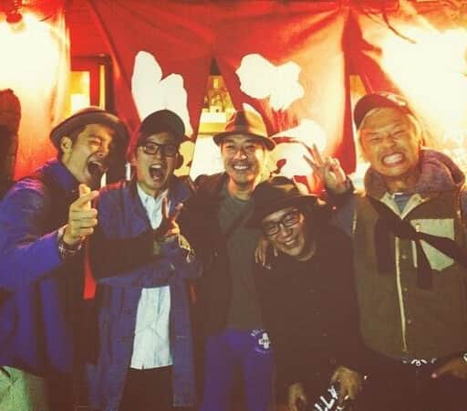 のインスタグラム：「ヨースケ@HOMEくんのおかげで会えた人もたくさんいました。 ラジオでも言ったけど、もういないわけではなく、ずいぶん先の未来にいってしまったのかもしれないですね。元気な人だから。  いま公開している映画 「ちいさな恋のうた」  は彼が音楽を担当していて、沢山の人に見てほしい！と心の底から願っていました。LINEだったけど。でも、顔が浮かびます。嬉しそうで元気いっぱいな彼の顔。  なので、よかったら観に行ってほしいです。そこに、ヨースケ君がいるので。  こういう事を書くと、なんだか亡くなった事を認めてしまうようでとても複雑なんだけど。やっぱり残しておこうと思いました。  ヨースケくん、寂しくなったら音楽を聴いて会いに行きますよ！  ありがとね！」