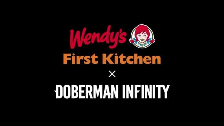 DOBERMAN INFINITYのインスタグラム：「今日はいよいよベストアルバム #店着日 🔥🔥🔥 そんな中、、 Wendy's First Kitchen × #DOBERMANINFINITY コラボ企画開催中🍔 #ドーベル メンバーも昨日渋谷センター街のお店にお邪魔してきました😁」