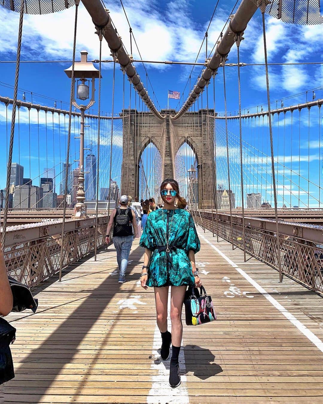 のインスタグラム：「The Brooklyn Bridge is one of oldest roadways in the United States and connects the boroughs of Manhattan and Brooklyn, spanning the East River.  I crossed the bridge from Brooklyn to Manhattan.  Just get off or find Grimaldi’s Pizzeria and follow crowd to the bridge.🌉🛳🇺🇸 뉴욕의 랜드마크 중 하나인 브루클린 다리는 걸으며 뉴욕의 스카이 라인을 볼 수 있습니다. 저는 블루클린 방향에서 맨하튼 방향으로 건넜습니다. 어떻게 다리 입구를 찾을지 고민했지만, 스타벅스 옆 피자 전문점 앞에서 많은 사람들이 움직이는 방향을 따라가면 됩니다. 자전거 도로와 도보 도로가 있으므로 자전거를 이용해 건널 수도 있습니다.🚲🚶🏻‍♀️🇺🇸🗽🎶」