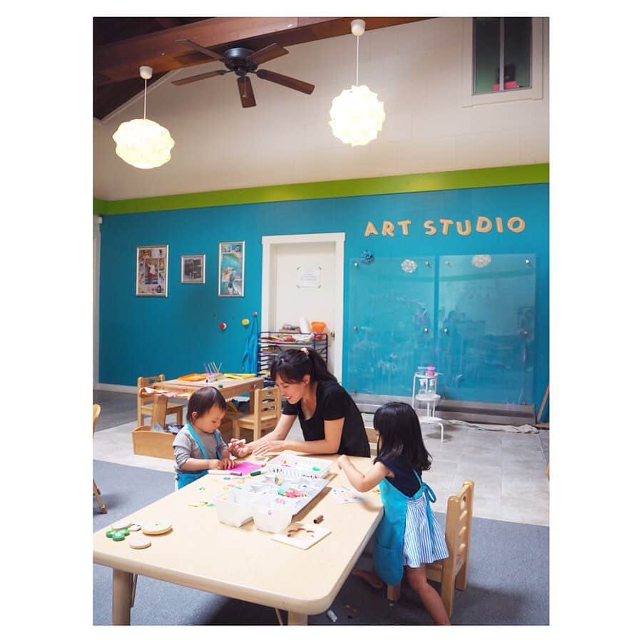 のインスタグラム：「#アメリカ生活子育て編 Play Haven . 久々に来たプレイヘイブン♡ 清潔だし、おもちゃだけでなくArtコーナーもある。 イートインスペースもある。 コーヒー・お菓子（各1ドル）もレンジもトースターも冷蔵庫もある。そう、何でもある😆！！ それでいてサイズも広すぎない長方形だから、親の目が届きやすい。素晴らしいぃ〜！ 子供一人16ドル。何時間でもいてOKです🙆‍♀️ . . #1y10m #22months #1歳10ヶ月 #playhaven #プレイヘイブン . #海外生活 #海外子育て #海外出産 #アメリカ生活 #アメリカ子育て #アメリカ出産 #americalife #Californialife」