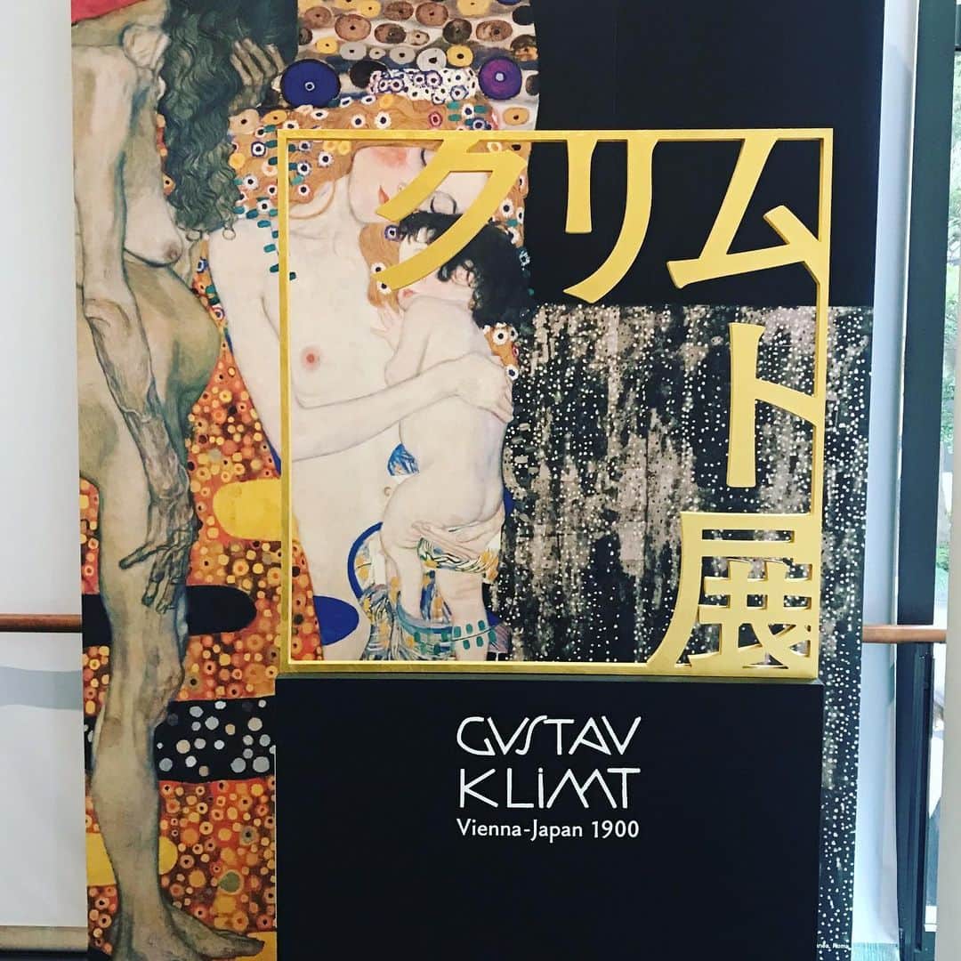 GLOWさんのインスタグラム写真 - (GLOWInstagram)「東京都美術館で開催中の「クリムト展  ウィーンと日本1900」を見にいってきました。 もちろん音声ガイドつき！ 稲垣吾郎さんの大人なトーンの解説がとてもわかりやすく引き込まれ、展覧会をより楽しめました。 大盛況のなか人気の名作「ユディトI」はずっと見ていたくなるさすがの魅力！！！ 人だかりでした。 猫を抱くクリムト本人のミニタオルや「ベートーヴェン・フリーズ」のモチーフを象ったピンバッジなどグッズもかわいい❤️ 写真1枚目は「女の三世代」がモチーフのフォトスポットです！  #クリムト展  編集h」6月25日 15時38分 - glow_tkj