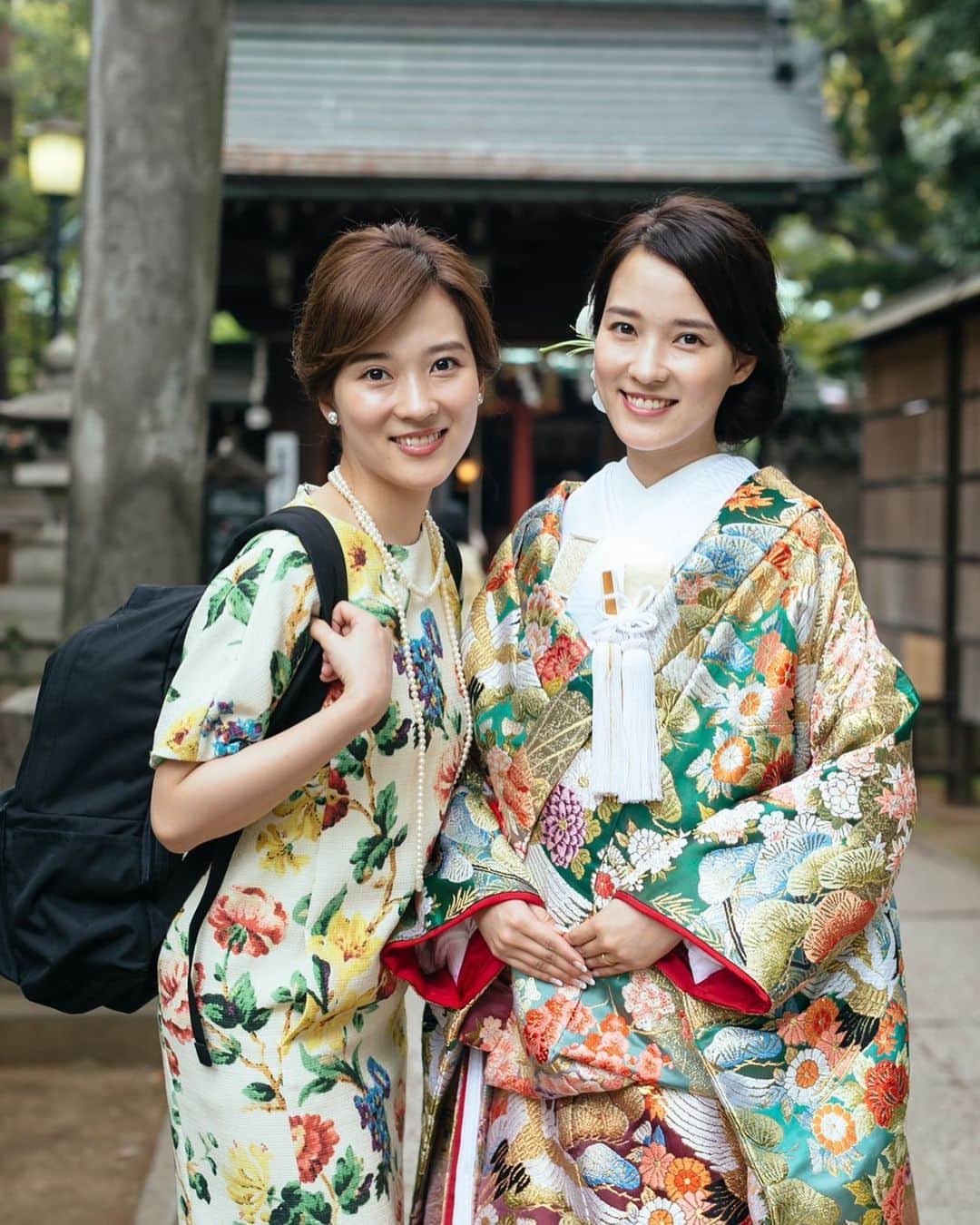 亜希子さんのインスタグラム写真 - (亜希子Instagram)「奈津子はんの結婚式での、双子ショット。可憐な花嫁と、原稿の締切ギリギリのため仕事用リュックで神社に参戦したワタクシ。シュールだけど、でも、とても幸せなひと時。 ・ #花嫁がお色直しするため席を外すタイミングで #新郎の隣で花嫁役でスタンドインをしました私 #参列者の方々がリアル花嫁と勘違いしてたかも #でも同じ顔だからバレなかったかも #とにかく結論は双子便利」6月25日 15時38分 - akiko_ohki