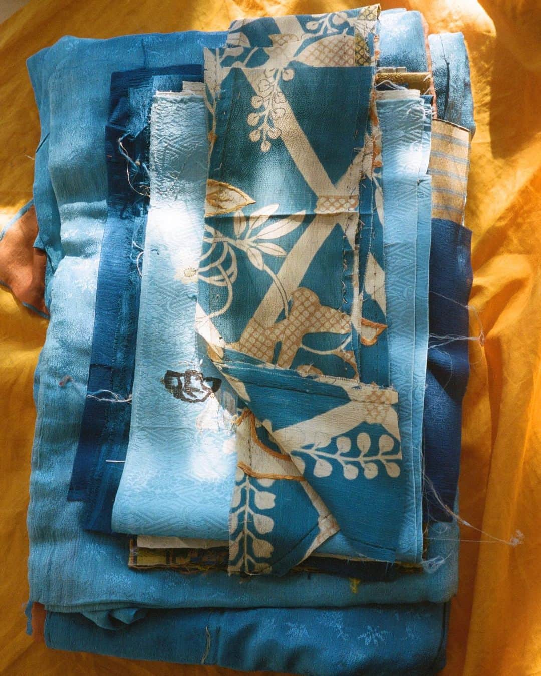 黒河内真衣子さんのインスタグラム写真 - (黒河内真衣子Instagram)「It started from a beautiful old blue fabric that I found in an antique shop in Nara.  It was produced 400 years ago, and I was completely moved by its delicate shade of blue and timelessness.  #2019fw #mamekurogouchi  #mamethediary」6月25日 15時38分 - mamekurogouchi