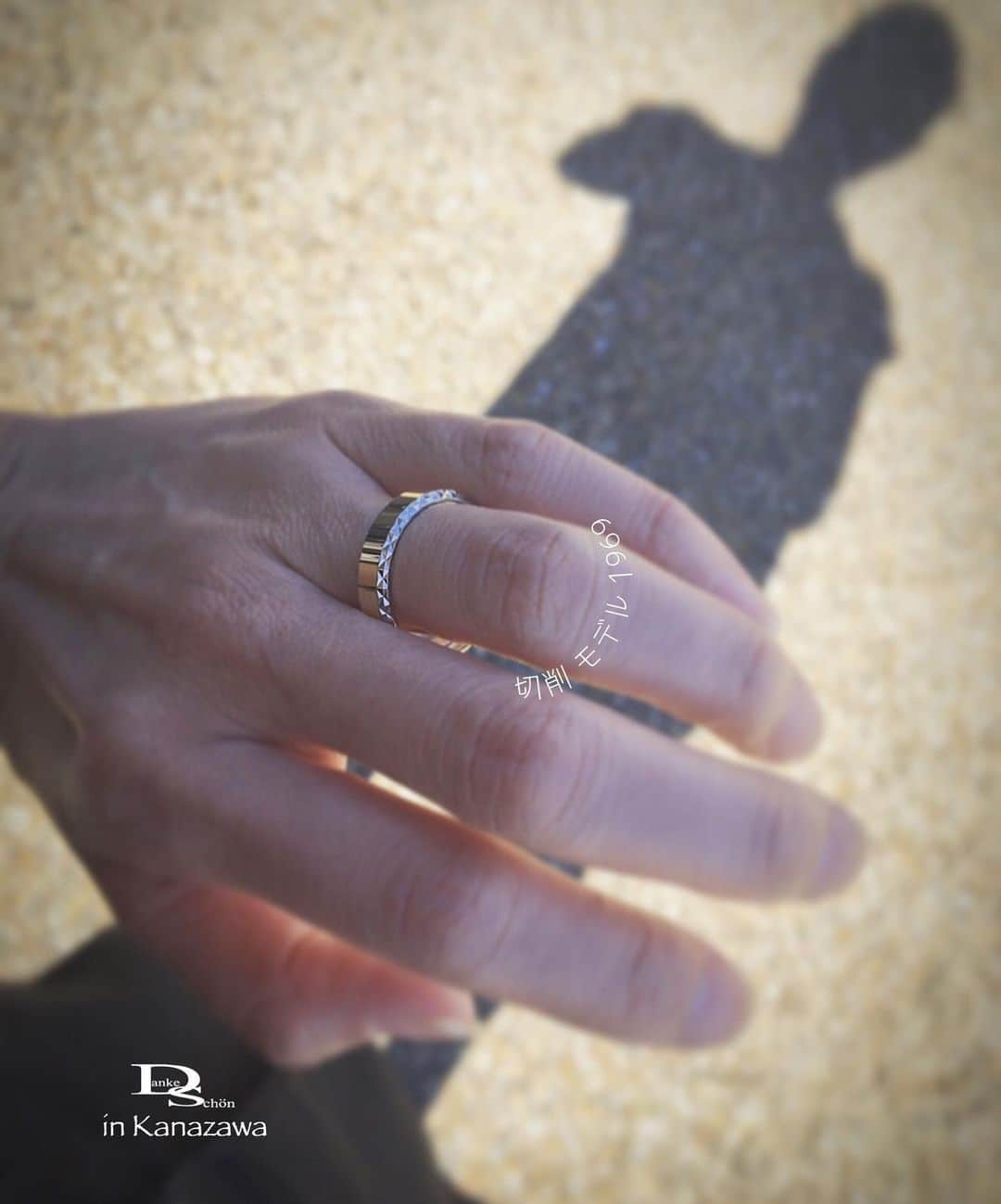 Danke schön ダンケ 金沢 結婚指輪 鍛造さんのインスタグラム写真 - (Danke schön ダンケ 金沢 結婚指輪 鍛造Instagram)「▶︎ ▶︎ ▶︎ ・ 時間と共に お天気🌞上々の今日の金沢 ・ ・ 店の中に居るのが もったいない くらい😅 ・ ・ ならば いつもと雰囲気変えて ・ ・ 外で📷撮影タイム試みる。 ・ ・ 自然光で見る 切削モデルはこんな感じ ・ ・ 加工が  より  分かりやすく 美しい切削モデル1969 ・ ・ これが自然光じゃない 光を受け始めると… ・ ・ 切削ビーム炸裂⚡️に 生まれ変わる不思議ちゃんです。 ・ ・ 不思議があるから 『類を見ない‼︎』 と敢えて 書いておこうかな？と思います。 ・ ・ ・ ・ ・ ・ ・ ---------------------------- 鍛造削り出し結婚指輪専門 🇩🇪クリスチャンバウアーのデザインに 興味が湧いた方は ↓ ↓ ↓ ↓ ↓ ↓ ・ クリスチャンバウアー専門店 @danke2005 を見て見てね👋🏻 日本の結婚指輪の枠を越えた 🇩🇪made in Germany🇩🇪 ------------------------- #クリスチャンバウアー #ドイツ製 #christianbauer #ダンケ #金沢結婚指輪 #結婚指輪 #婚約指輪 #金属加工 #2019秋婚  #2019夏婚 #プロポーズリング#経年変化 #結婚指輪オーダー  #福井結婚指輪 #ポルシェ #メルセデスベンツ #marriagering #鍛造リング #旋盤 #大人ウェディング #結婚記念日 #大人婚 #ポリッシュ  #大人セレクト #結婚指輪迷子  #結婚指輪探し #クリスチャンバウアー金沢  #富山結婚指輪 #工業系 #金沢クリスチャンバウアー」6月25日 15時48分 - danke2005