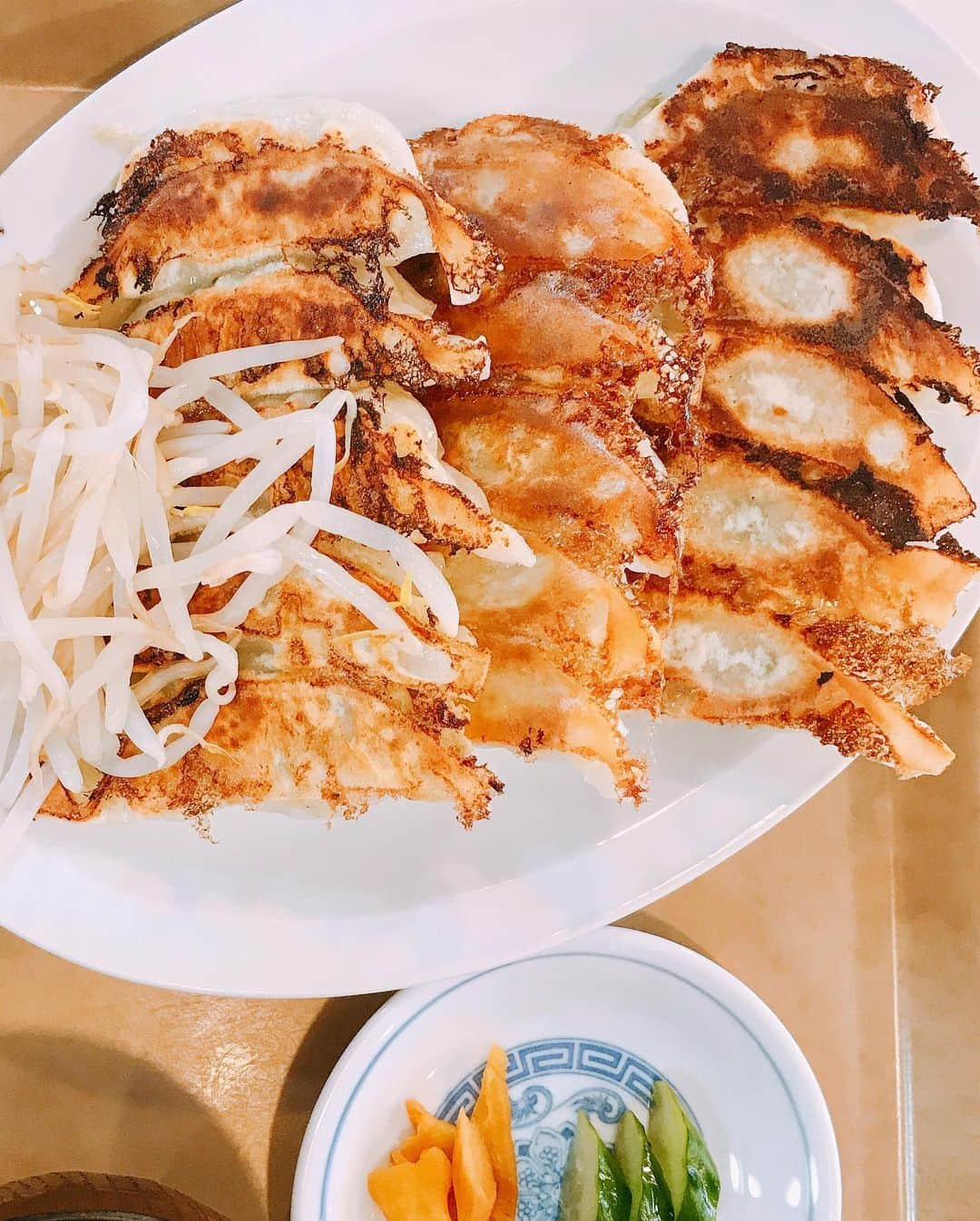 大石参月さんのインスタグラム写真 - (大石参月Instagram)「突然食べたくなると食べるまで収まらない 餃子衝動🥟🥟🥟 久しぶりの #喜慕里 へ🏃‍♀️！！ ここの餃子は皮も薄くて野菜いっぱい軽めの餃子なので お腹いっぱい食べたい私は 餃子15個の中定食🥟🥟🥟 旦那はんのも2個もらって17個完食✌️ 満足じゃ✌️ #浜松餃子 #持ち帰りもあるよ #大石参月」6月25日 15時44分 - ohishi_mitsuki