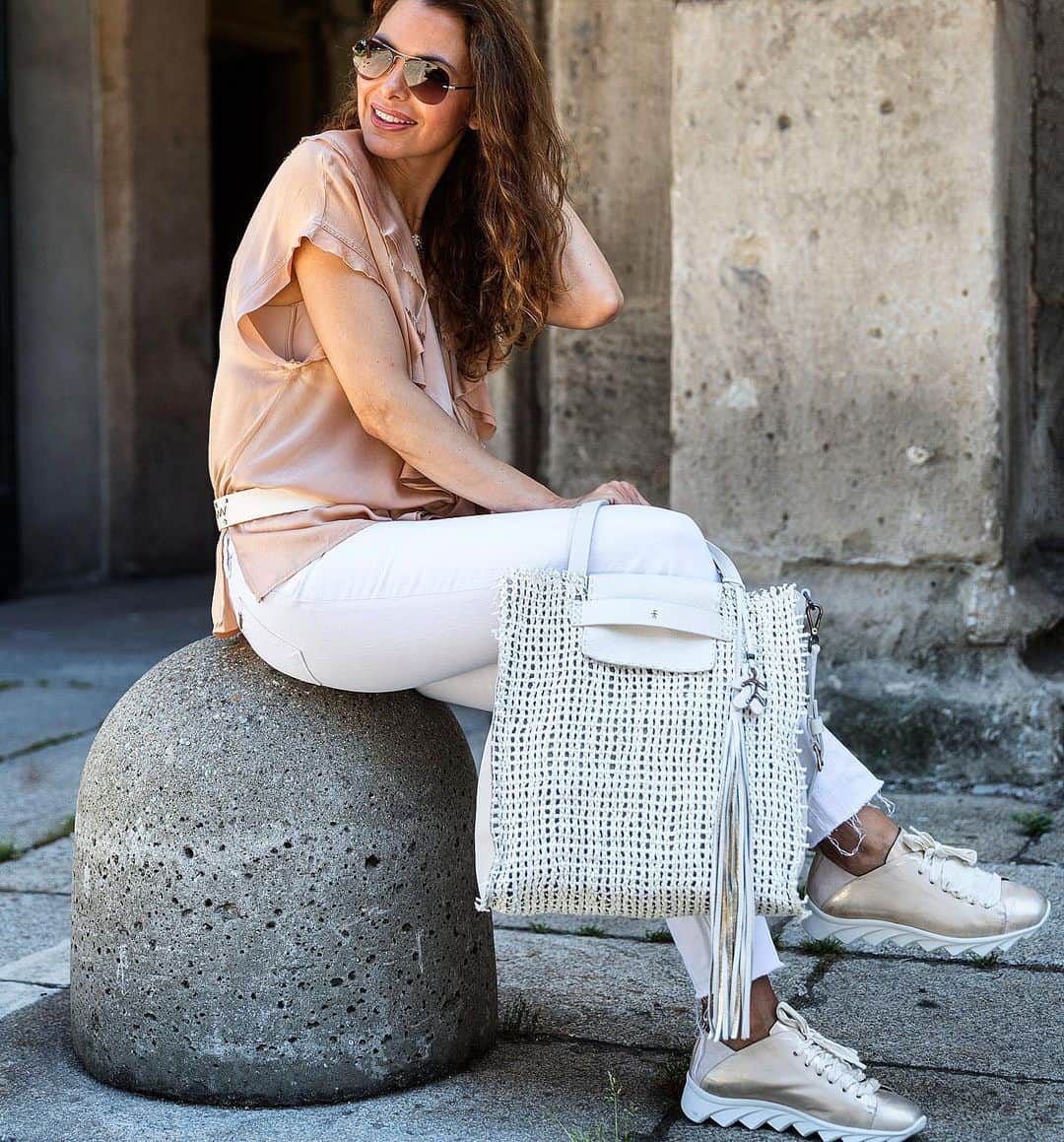 エンリーベグリンのインスタグラム：「White is hands down my favorite color and the color I wear the most.  #henrybeguelin#vegetaltannedleather#woven#cesta#leather#white#gesso#aglio#color#sneakers#」
