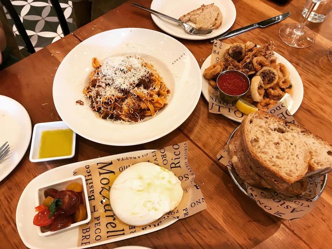 のインスタグラム：「Eatalyで素敵な人達と❤️ 食べ物とお喋りに夢中でみんなで写真撮り忘れた、、、 私の憧れのお料理の先生、California食堂のKeitonさん @keitonusa  初めましてだけど、即大好きになっちゃったキャンドルデザイナーのAYUさん @ayucarlton  Anthropology やPottery barn にも入っているそうで私も早速買いに行かなきゃ〜🕯 キャンドル大好き💕 @aydryandco  https://www.aydry.com  素敵な出逢いに感謝👯‍♀️💕 #california #eataly #eatalylosangeles  #handmadeburrata  #centurycitymall  #カリフォルニア食堂 #aydryandco  #キャンドル #anthopologie  #potterybarn」