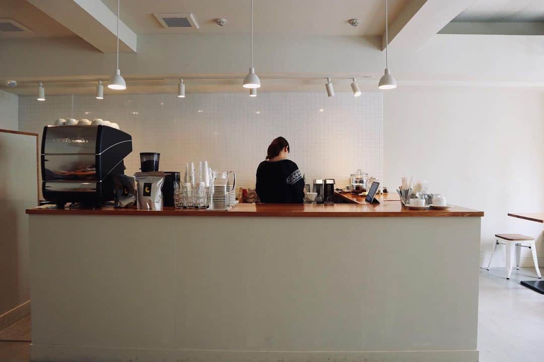 石井輝明さんのインスタグラム写真 - (石井輝明Instagram)「名古屋。 ツアーの真っ只中ですが、7月7日には幕張でベストネタライブの2があります。 どれをしようか考えてたらまた何本か入らなさそう。 3もそう遠くないかと。  #mill #cafe #coffee #カフェ #愛知カフェ #名古屋カフェ #カフェ芸人 #今日は大宮でgagさんとのトークライブ #楽しみ #大宮のライブって #一度は観てほしい #また来ようってなるか #もう二度と来ないってなるか #キレイに半々だと思う #基本的に濃い #良く言えば自由 #悪く言えば無茶苦茶 #是非是非」6月25日 15時58分 - comandanteishii