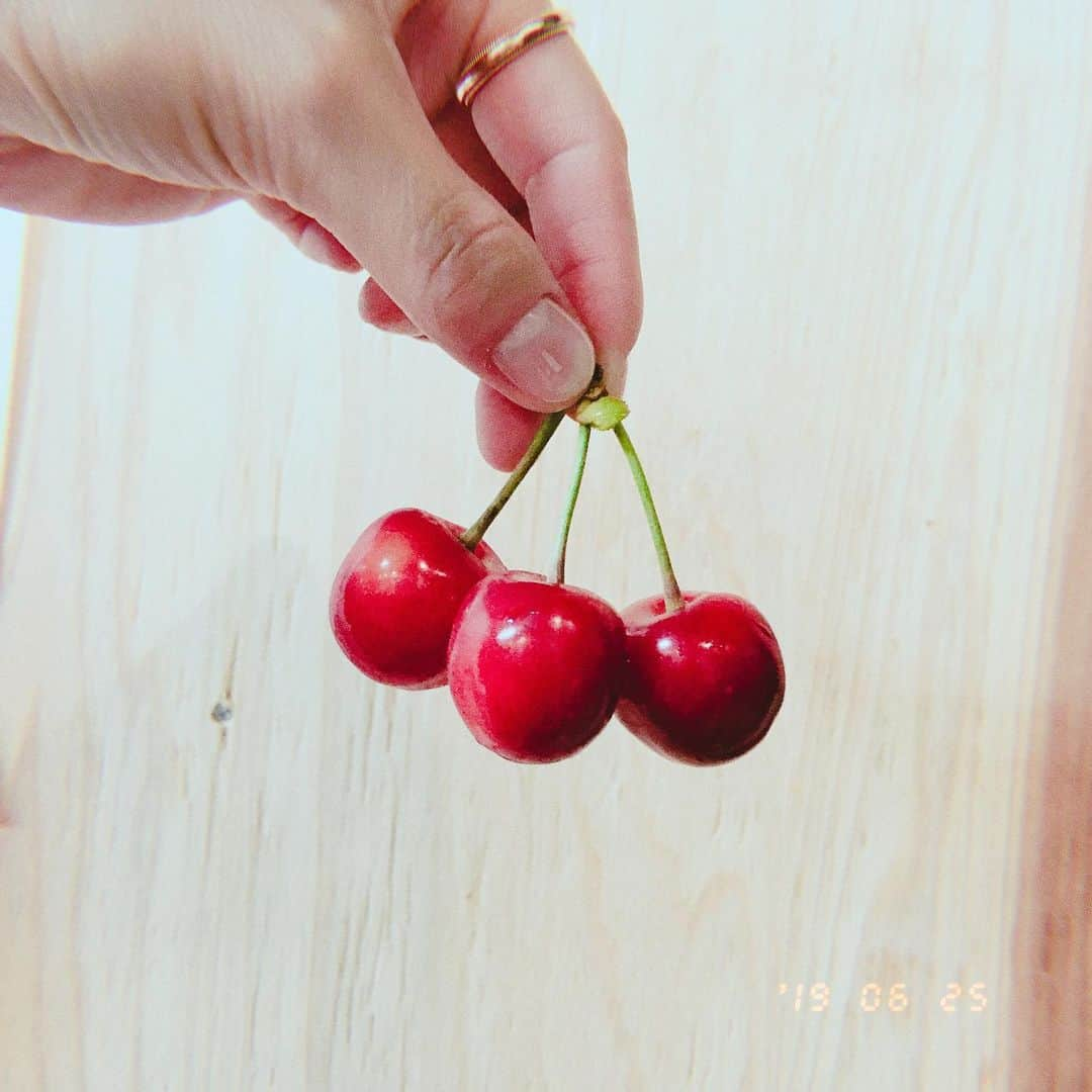 Nao☆ さんのインスタグラム写真 - (Nao☆ Instagram)「かえぽがさくらんぼ食べさせてくれた🍒💕 Negiccoみたいなさくらんぼあった😆🍒🍒🍒」6月25日 15時58分 - nao_ngc