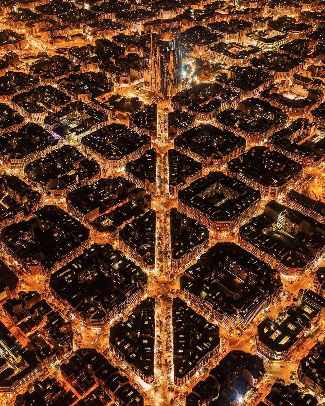 9GAGさんのインスタグラム写真 - (9GAGInstagram)「What the Eixample district in Barcelona, Spain looks like during the day and night. 🌗 Follow @voyaged for more travel destinations! | By @willcheyney - #voyaged #9gag」6月25日 15時51分 - 9gag