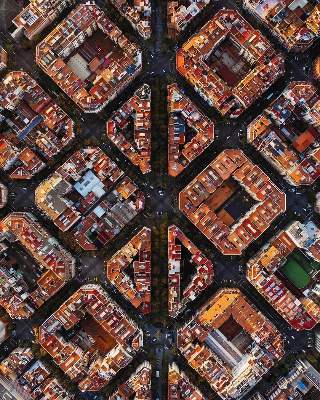 9GAGさんのインスタグラム写真 - (9GAGInstagram)「What the Eixample district in Barcelona, Spain looks like during the day and night. 🌗 Follow @voyaged for more travel destinations! | By @willcheyney - #voyaged #9gag」6月25日 15時51分 - 9gag