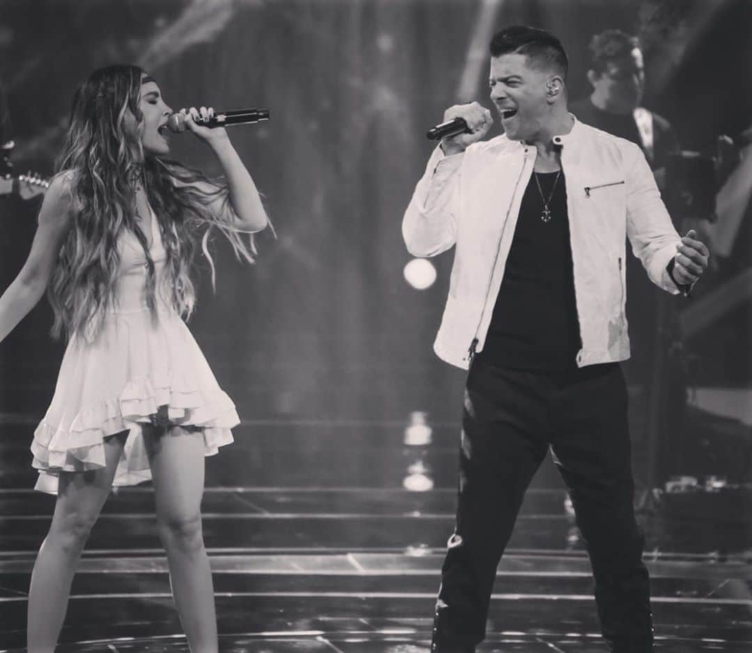 ベリンダのインスタグラム：「Gracias @yahirmusic por este momento tan especial en @lavoztvazteca #alucinado」