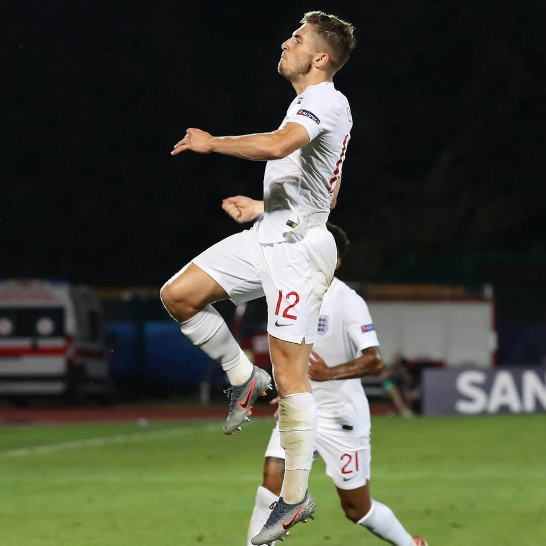 シャルケ04さんのインスタグラム写真 - (シャルケ04Instagram)「What a strike! 💥 Congrats, @jonjoekenny4! 👏🏽 . . #Schalke #S04 #U21EURO #England #Football #Soccer #Knappen #🔵⚪️ #YoungLions @england」6月25日 16時11分 - s04