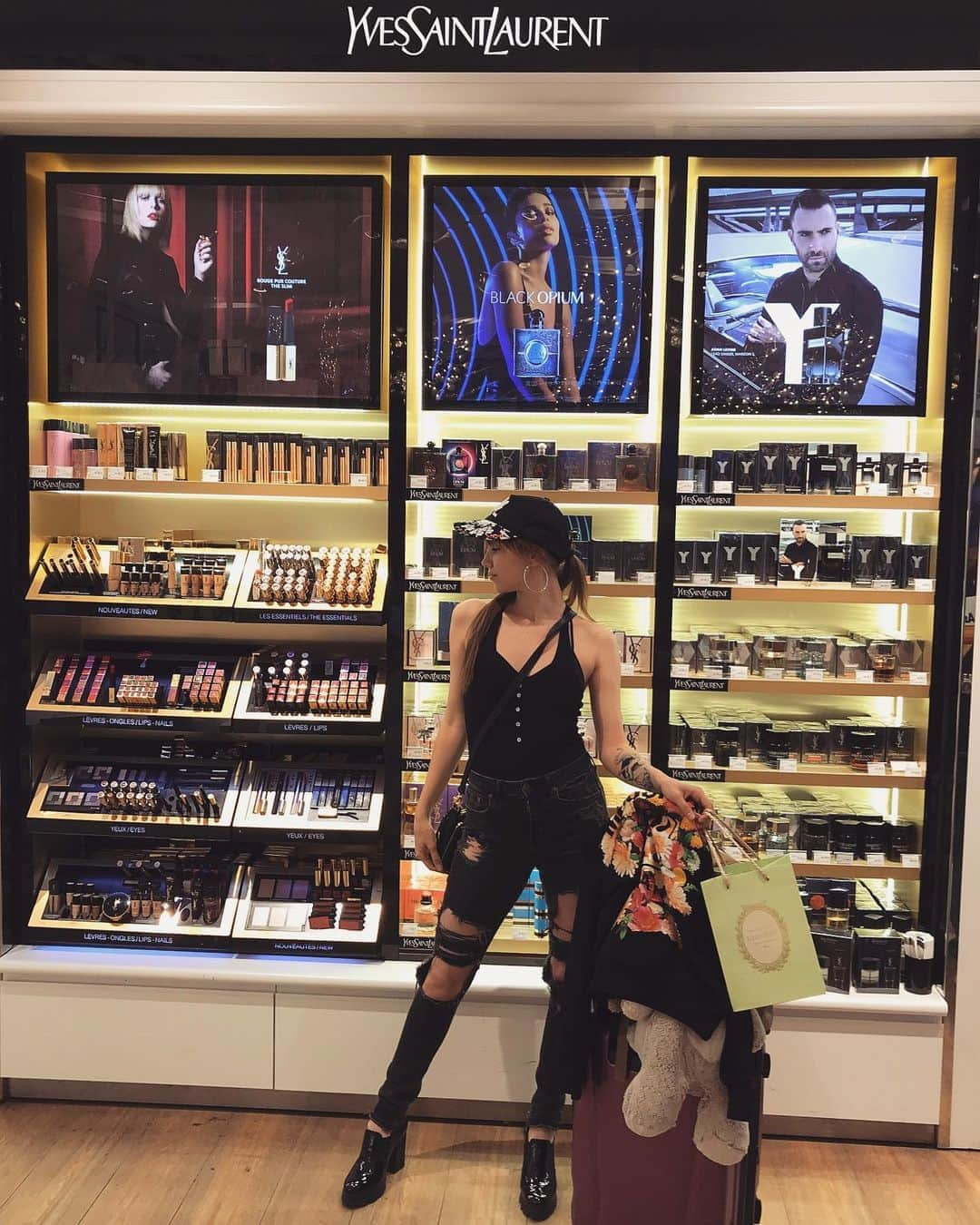 アンジェリーク・アバチキナさんのインスタグラム写真 - (アンジェリーク・アバチキナInstagram)「Shopping in airports is better 😜 #shopping #cdg #charlesdegaulle #aeroport #airport #shop #ysl #yvessaintlaurent #tattoo #laduree #heels #goodday」6月25日 16時14分 - icesmurfette