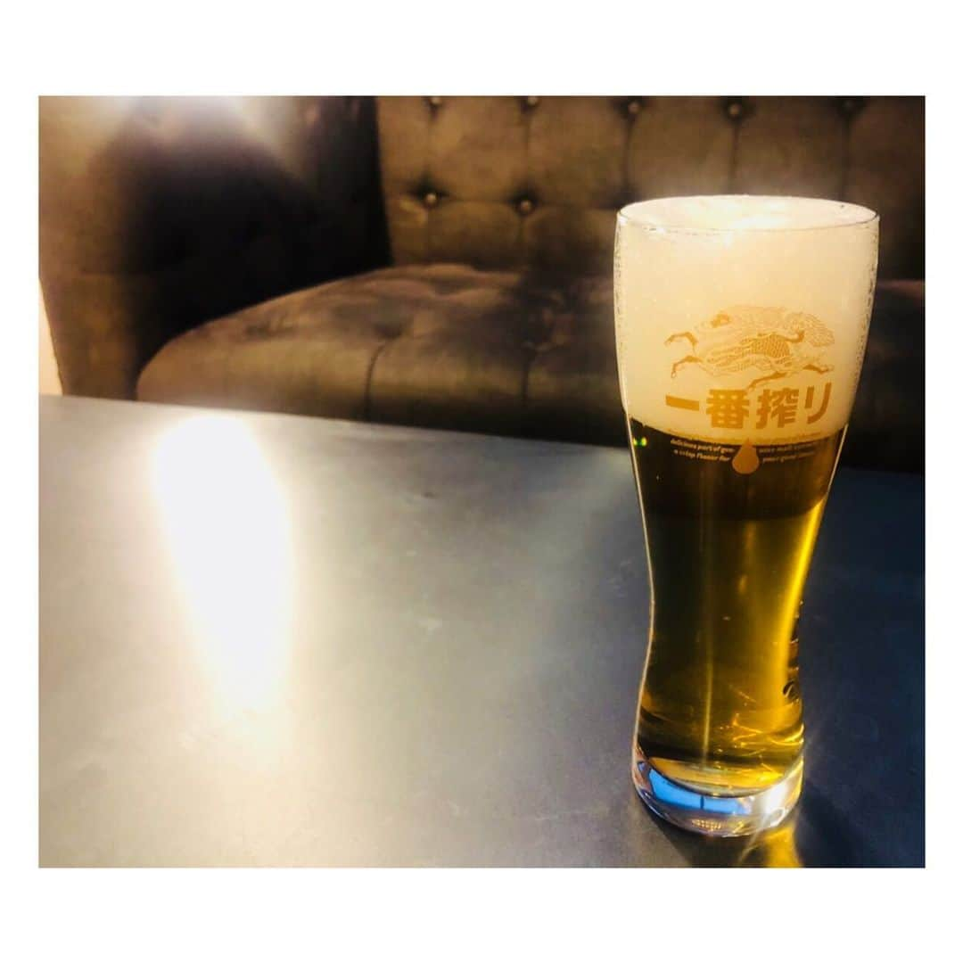 平山あやさんのインスタグラム写真 - (平山あやInstagram)「新しくなった一番搾りが飲みやすくてとっても好み！ お店での生ビールもいいけど、お家で飲むのもやっぱり美味✨ 特製グラスで飲んでみたりしちゃって🍺 至福の一杯♡ 今日もいただきます🙏 #新おいしい #新一番搾り #PR」6月25日 16時18分 - aya_hirayama