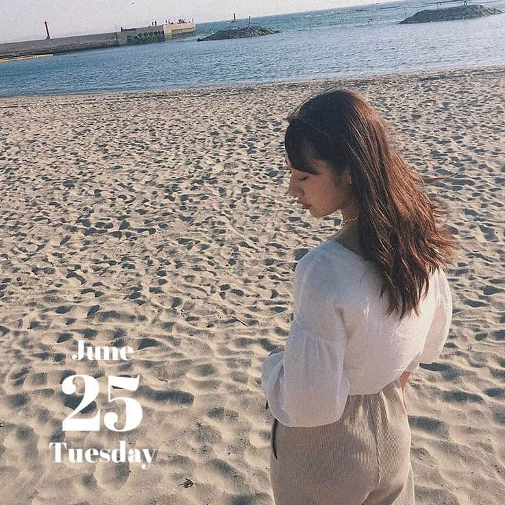 「SNOW」顔認識カメラアプリさんのインスタグラム写真 - (「SNOW」顔認識カメラアプリInstagram)「#summer﻿ ﻿﻿ ちょっとだけ﻿ 夏の匂いがした🌊﻿ ﻿ #snowcam #snowアプリ #instagood #l4l﻿﻿﻿ #instalove #フィルター #日付け #おすすめ﻿ #海 #夏の匂い #砂浜 #映えスポット  #インスタ加工 #今日の記録 #映え #6月 #お洒落さんと繋がりたい #todaymood #エモい」6月25日 16時23分 - snow_japan