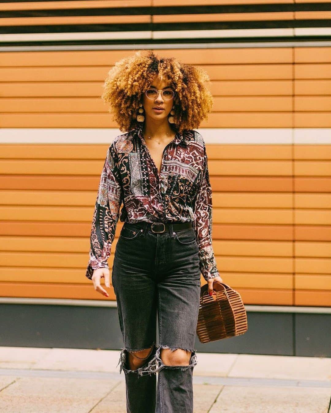 アクセサライズのインスタグラム：「With a look that will take you from office to evening, our girl @alannanicolex styles the Naomi wooden handheld bag (6899170100) , paired with our Raffia pom earrings (6947647000). Tap the link in the bio to shop now.  #Accessorize #Accessorizer」