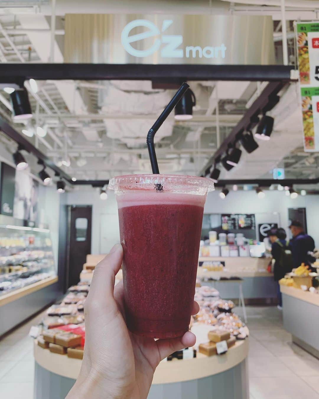 枚方T-SITEさんのインスタグラム写真 - (枚方T-SITEInstagram)「B1 FOOD MARKETのe’z martのフルーツジュースでひと休憩。  今日はe’z Martスペシャルをチョイス。 いちご、ラズベリー、ブルーベリー、パインアップル、ライム5種のフルーツが入っていて、甘味と酸味のバランスが絶妙。しかも、これだけフルーツが入っててＳサイズ216円(税込)なのもお手頃でうれしい。(写真はMサイズ280円)  すぐ横のイートインスペースでゆっくりお過ごしいただけます✨  #枚方tsite #蔦屋書店 #フードマーケット #ezmart #イーズマート #フルーツジュース #ミックスジュース #イーズマートスペシャル」6月25日 16時26分 - hirakata_tsite