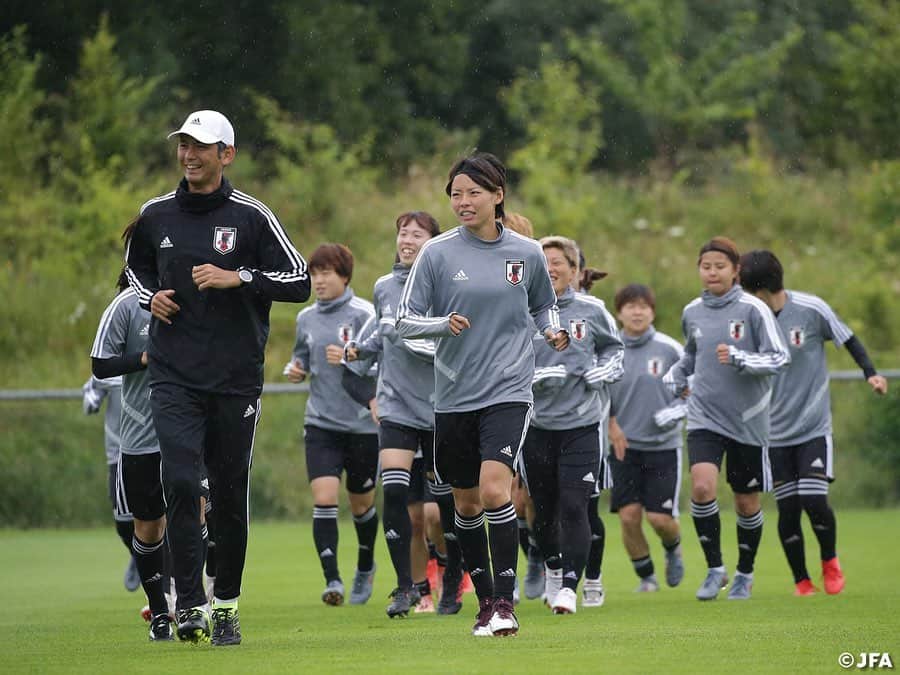 日本サッカー協会さんのインスタグラム写真 - (日本サッカー協会Instagram)「6/24(月)、#なでしこジャパン はオランダ戦前日練習を行いました。生憎の天気ではありましたが、いつものなでしこジャパンらしく、緊張感を保ちつつ明るくトレーニングに取り組みました。 ・ ✍️JFA.jpでは、活動レポートを掲載中！ ・ ＜FIFA女子ワールドカップフランス2019＞ なでしこジャパン🇯🇵試合日程  6/10 25:00｜0-0アルゼンチン🇦🇷 6/14 22:00｜2-1 スコットランド🏴󠁧󠁢󠁳󠁣󠁴󠁿 6/20 04:00｜0-2イングランド🏴󠁧󠁢󠁥󠁮󠁧󠁿 6/26 04:00｜vsオランダ🇳🇱 📺フジテレビ系列、NHK BS、J SPORTSで生中継！ ・ #nadeshiko #世界のなでしこ #なでしこジャパン#FIFAWWC」6月25日 16時27分 - japanfootballassociation