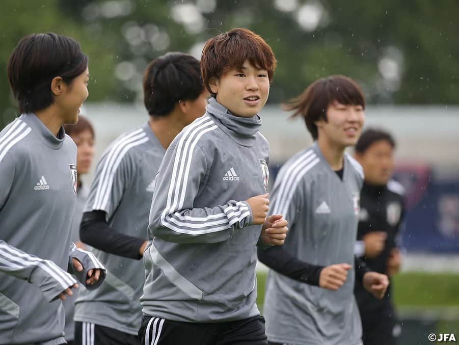 日本サッカー協会さんのインスタグラム写真 - (日本サッカー協会Instagram)「6/24(月)、#なでしこジャパン はオランダ戦前日練習を行いました。生憎の天気ではありましたが、いつものなでしこジャパンらしく、緊張感を保ちつつ明るくトレーニングに取り組みました。 ・ ✍️JFA.jpでは、活動レポートを掲載中！ ・ ＜FIFA女子ワールドカップフランス2019＞ なでしこジャパン🇯🇵試合日程  6/10 25:00｜0-0アルゼンチン🇦🇷 6/14 22:00｜2-1 スコットランド🏴󠁧󠁢󠁳󠁣󠁴󠁿 6/20 04:00｜0-2イングランド🏴󠁧󠁢󠁥󠁮󠁧󠁿 6/26 04:00｜vsオランダ🇳🇱 📺フジテレビ系列、NHK BS、J SPORTSで生中継！ ・ #nadeshiko #世界のなでしこ #なでしこジャパン#FIFAWWC」6月25日 16時27分 - japanfootballassociation